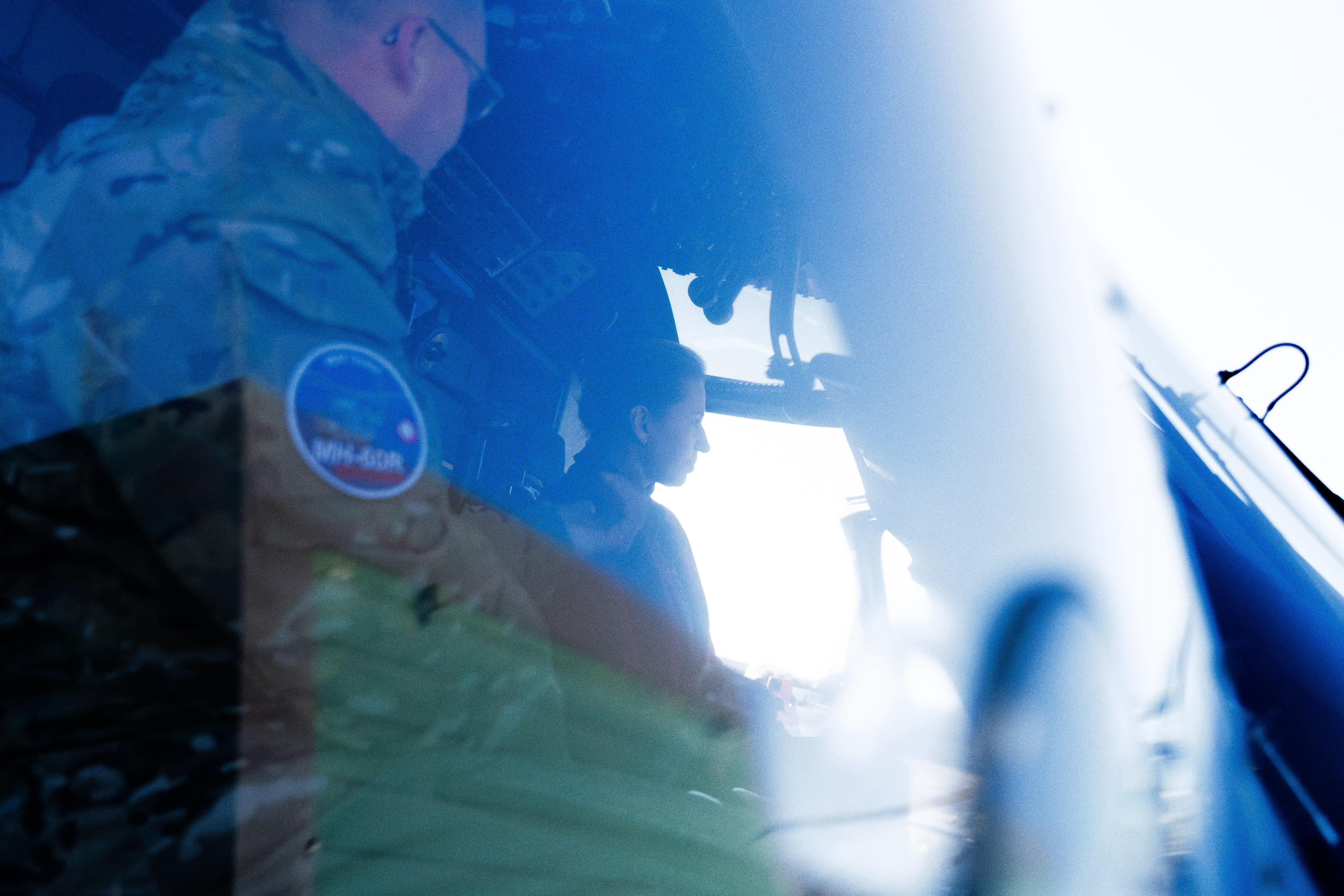 Statsminister Mette Frederiksen sidder i en helikopter ved siden af en ansat ved forsvaret