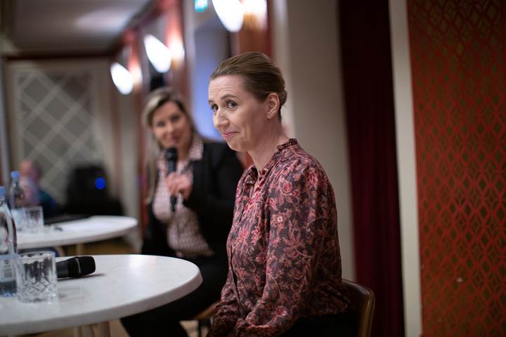 Statsminister Mette Frederiksen sidder ved et rundt bord, hvorfra hun svarer på spørgsmål fra Fyns Amts Avis' læsere. 