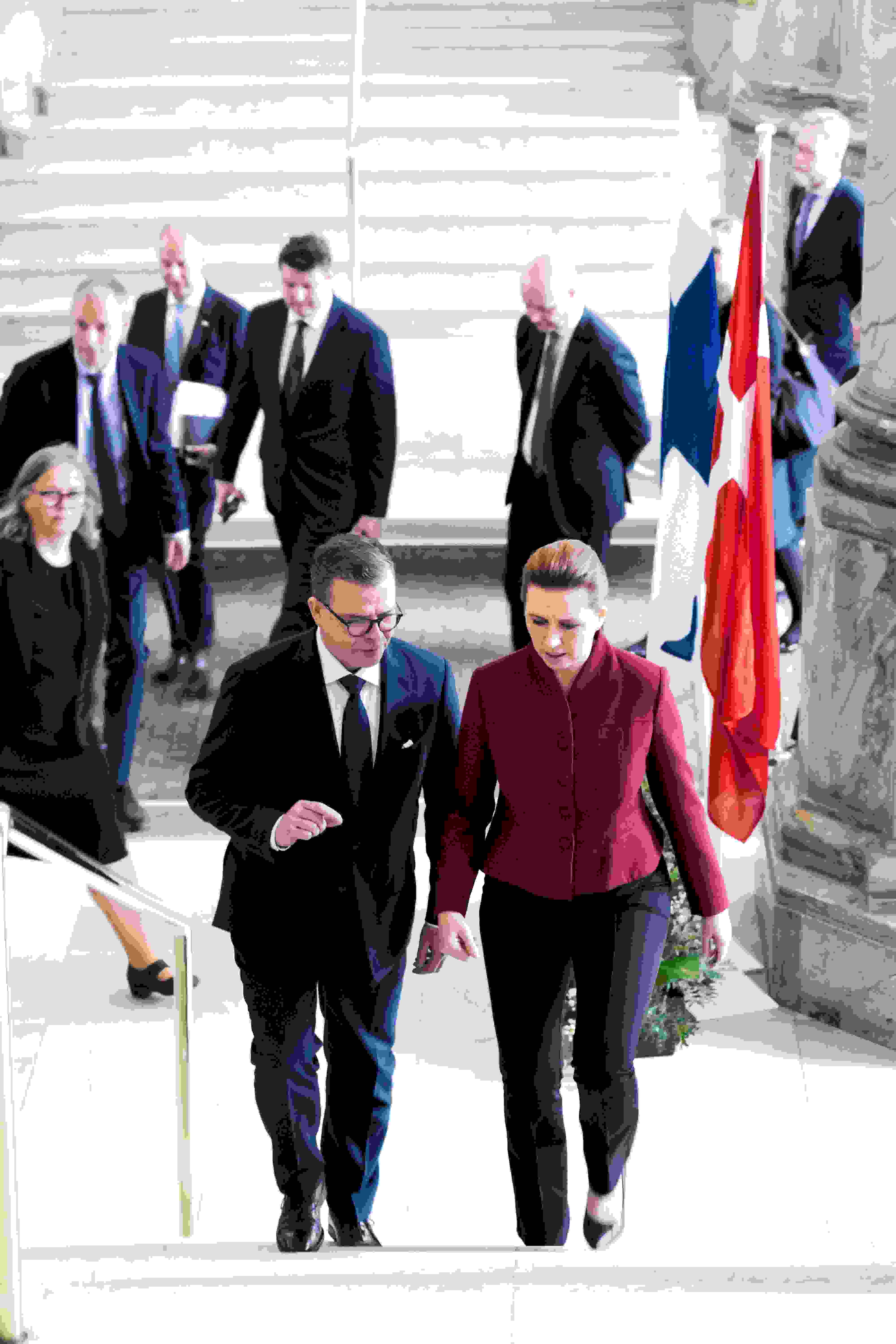 Statsminister Mette Frederiksen på vej op ad trappen med den finske statsminister Petteri Orpo