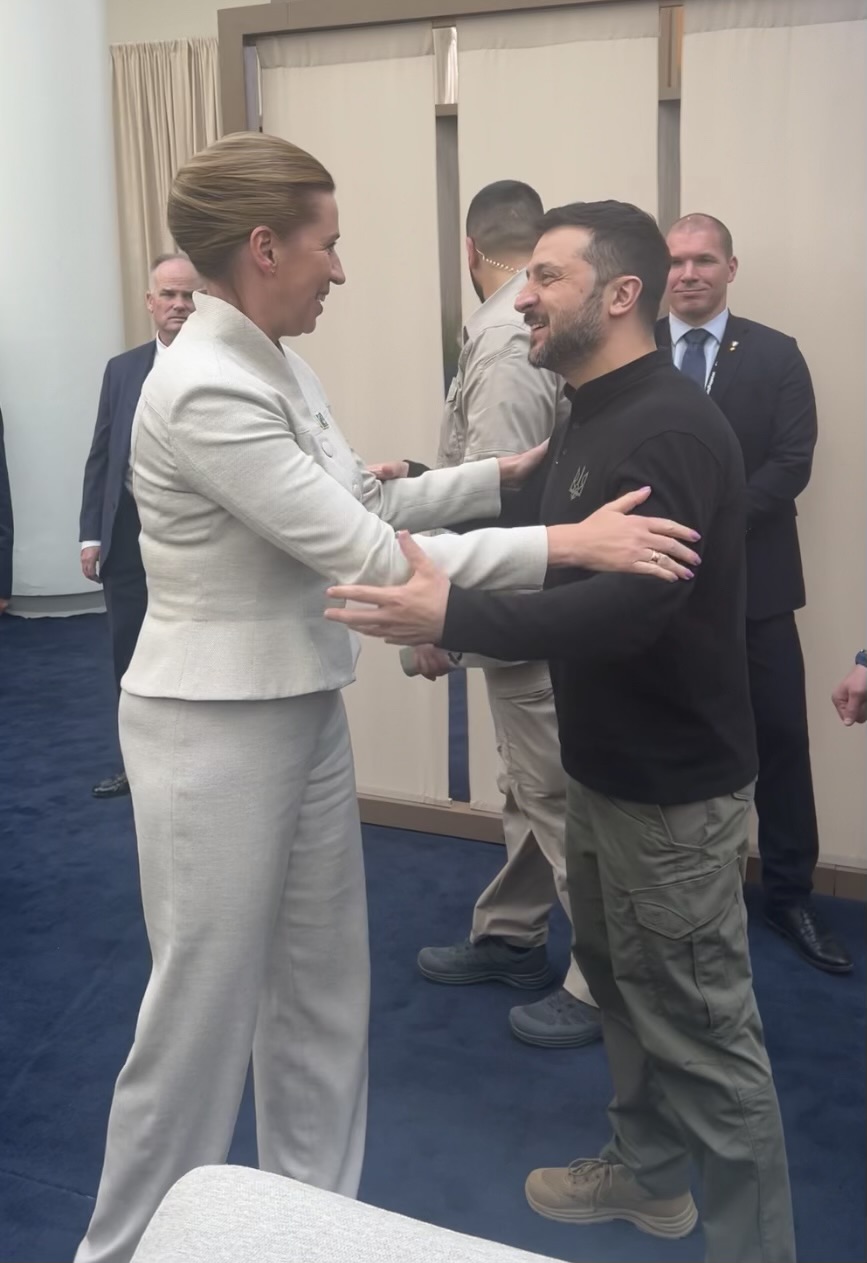 Statsminister Mette Frederiksen hilser på Ukraines præsident Volodymyr Zelenskyj