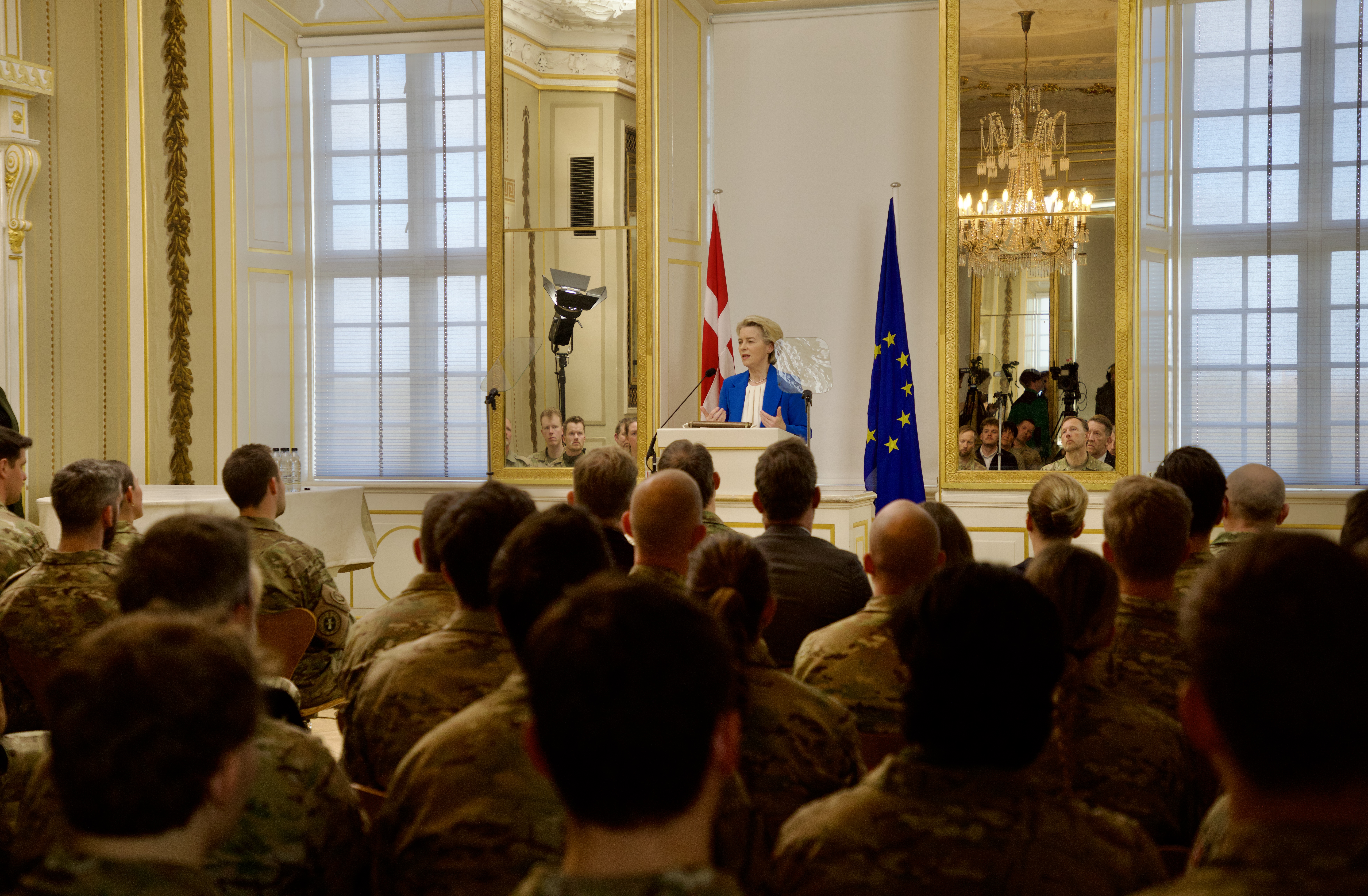 Kommissionsformand Ursula von der Leyen holder tale på Hærens Officersskole