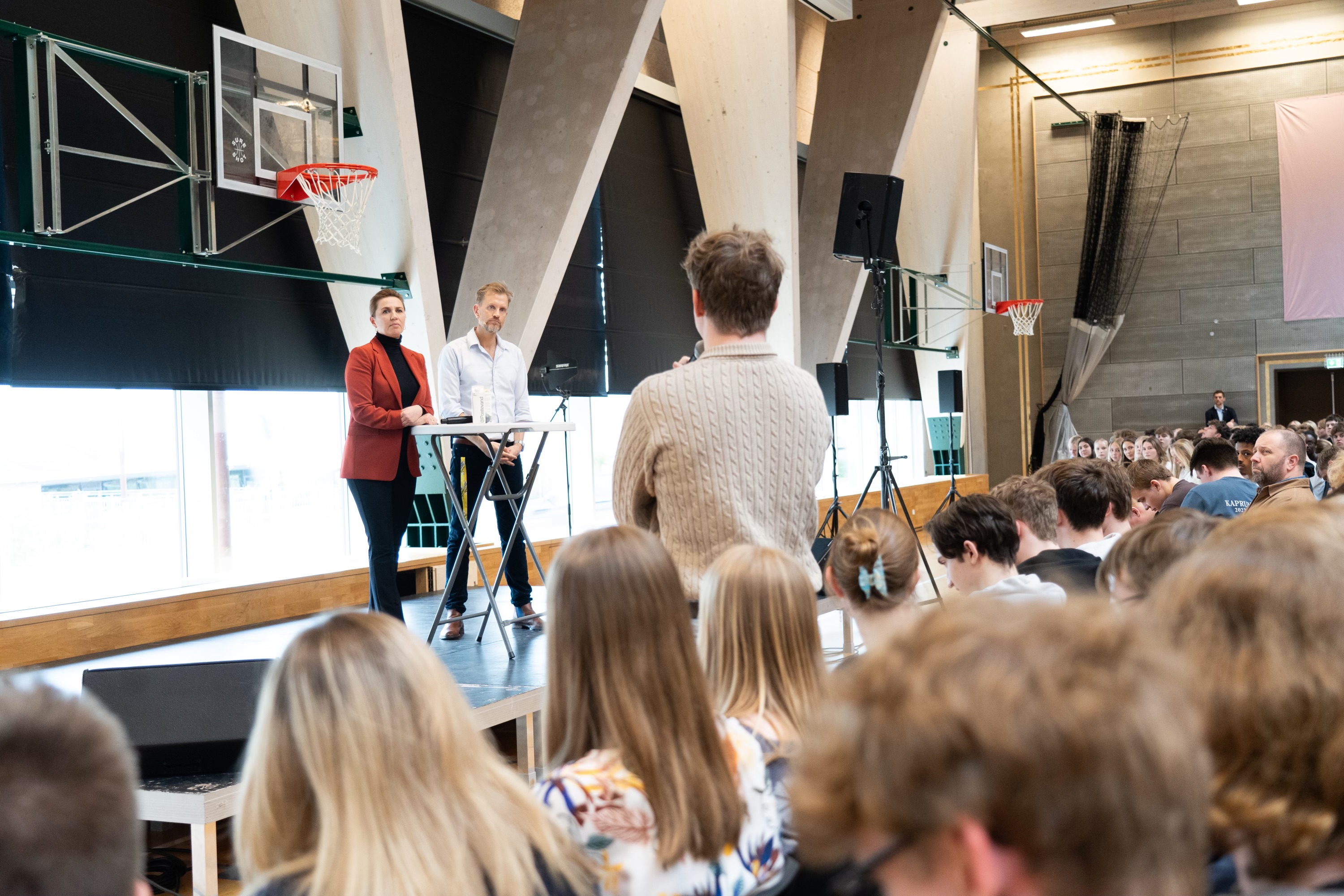 En elev stiller et spørgsmål fra salen til Statsminister Mette Frederiksen