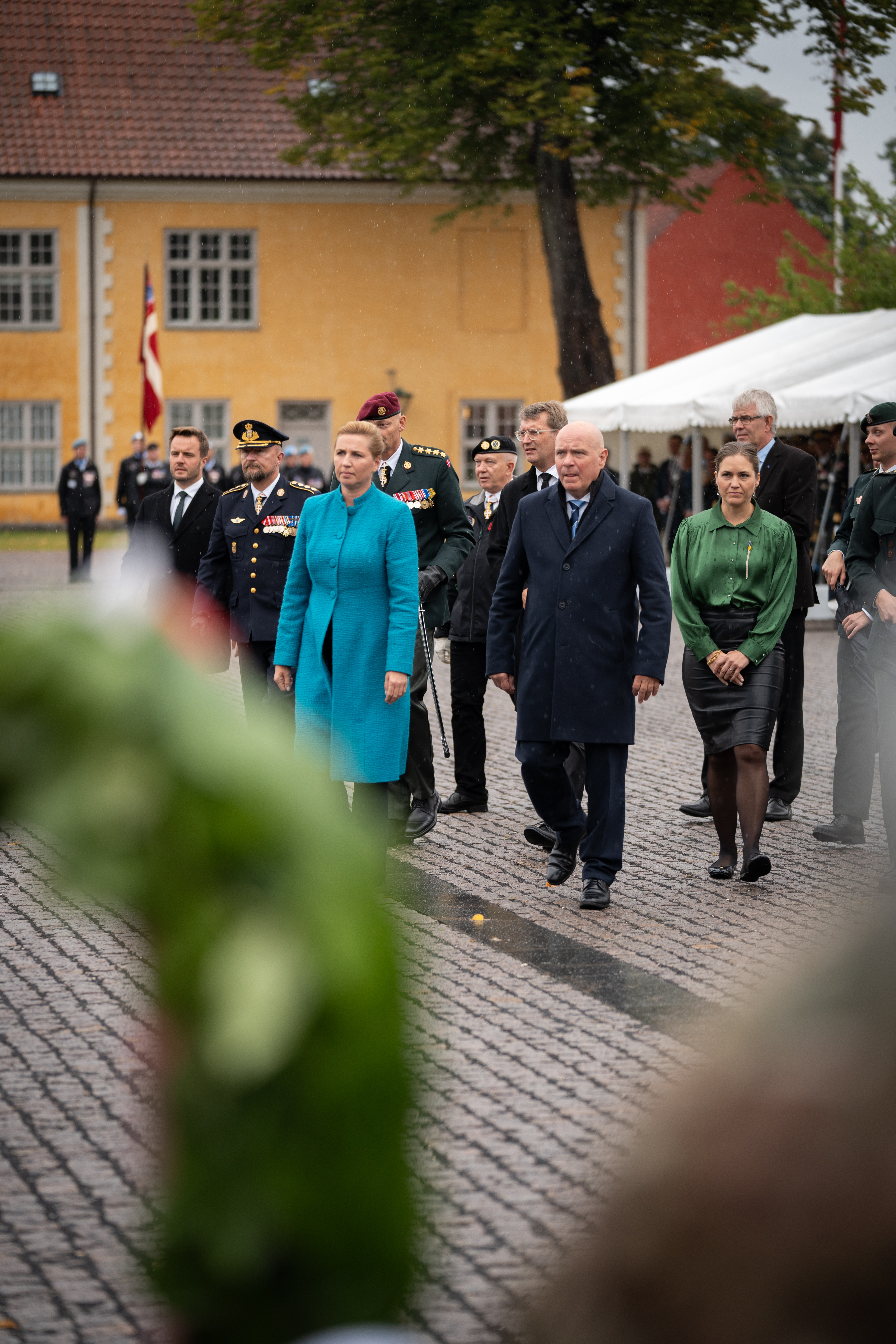 Statsminister Mette Frederiksen og Folketingets formand Søren Gade markerer flagdag på Kastellet i København.