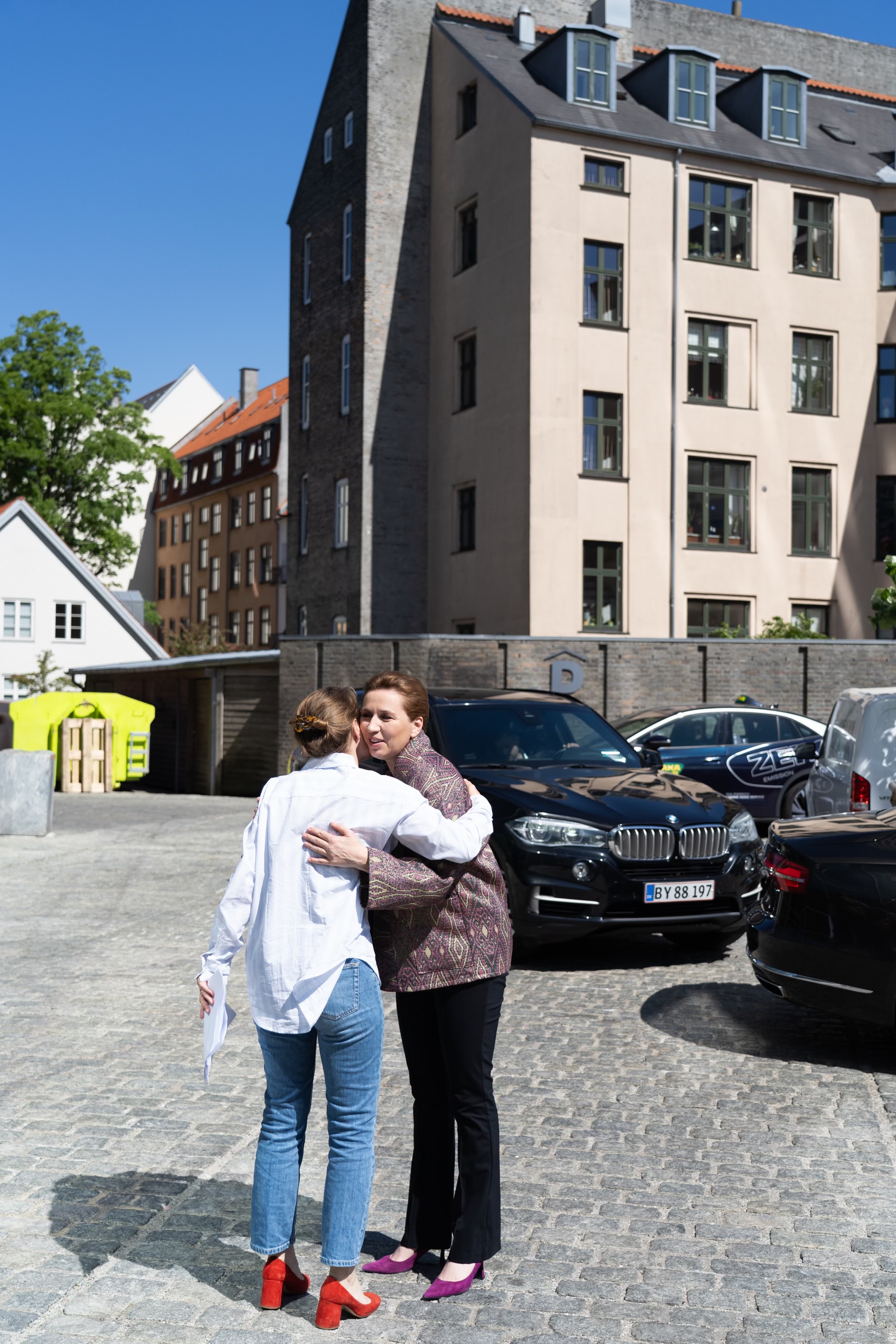 Statsminister Mette Frederiksen hilser på Red Barnets generalsekretær Johanne Schmidt-Nielsen