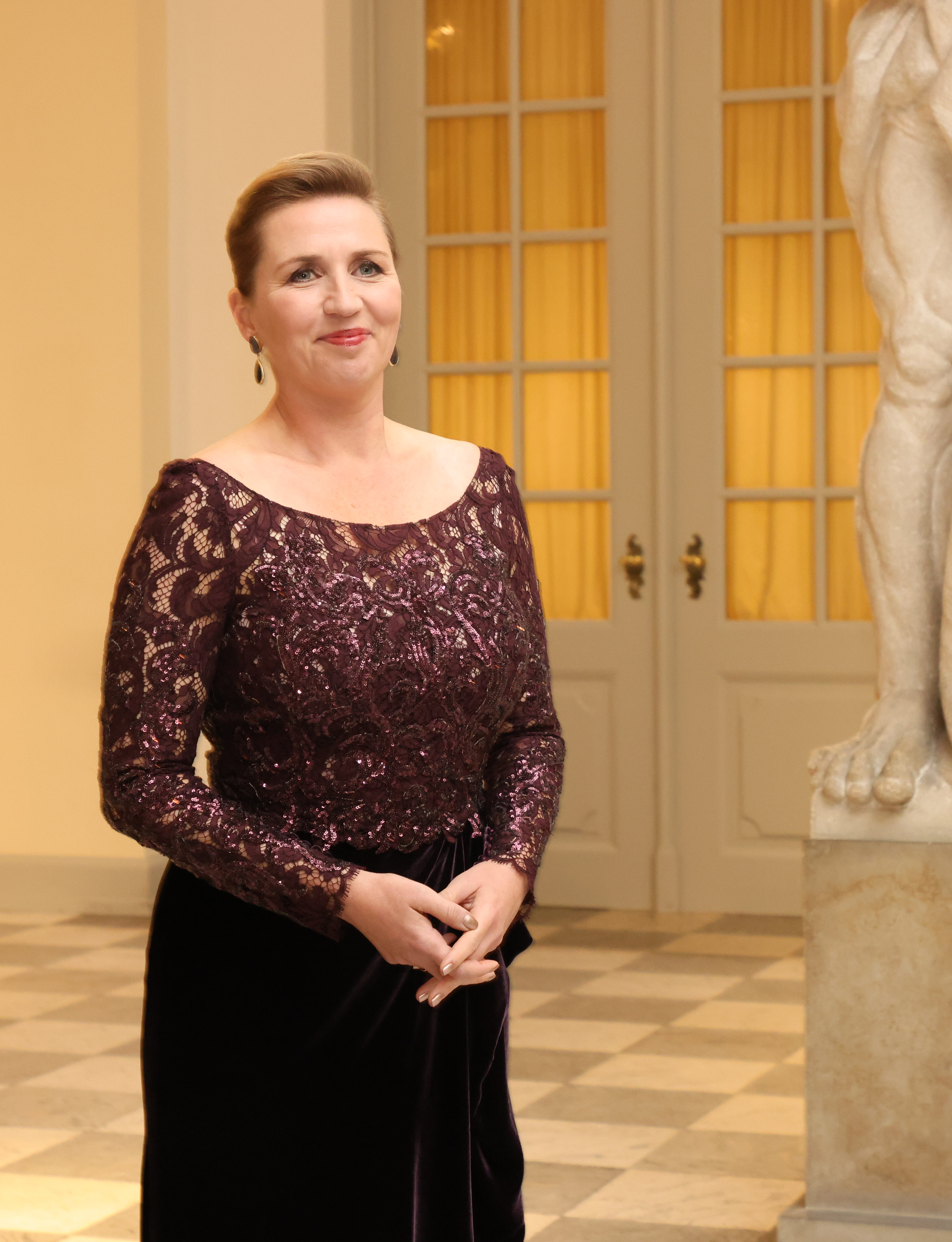 Statsminister Mette Frederiksen i Drabantsalen på Christiansborg Slot på vej til aftenselskab for regeringen, Folketinget og Europa-Parlamentets danske medlemmer.