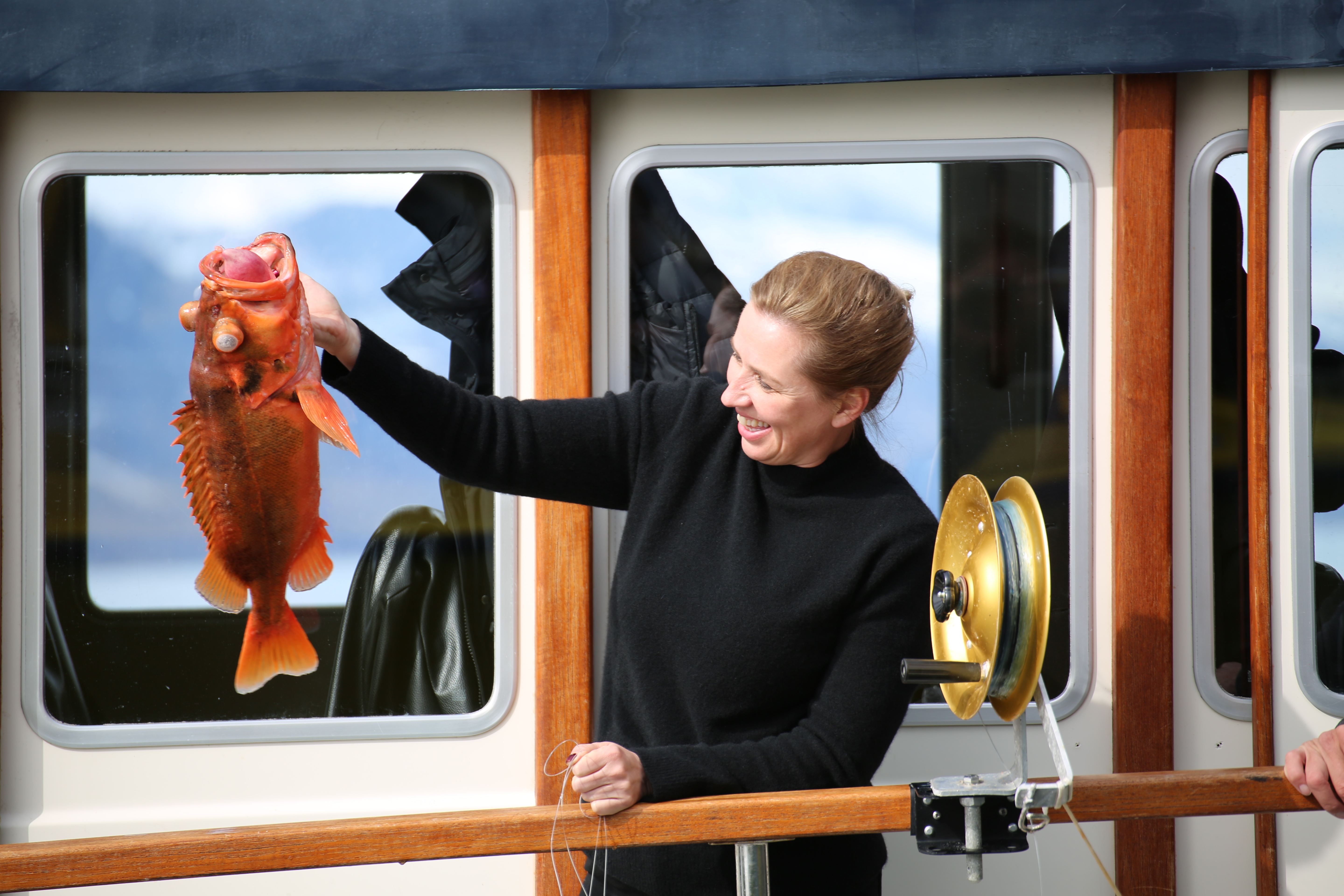 Statsminister Mette Frederiksen holder en fisk 
