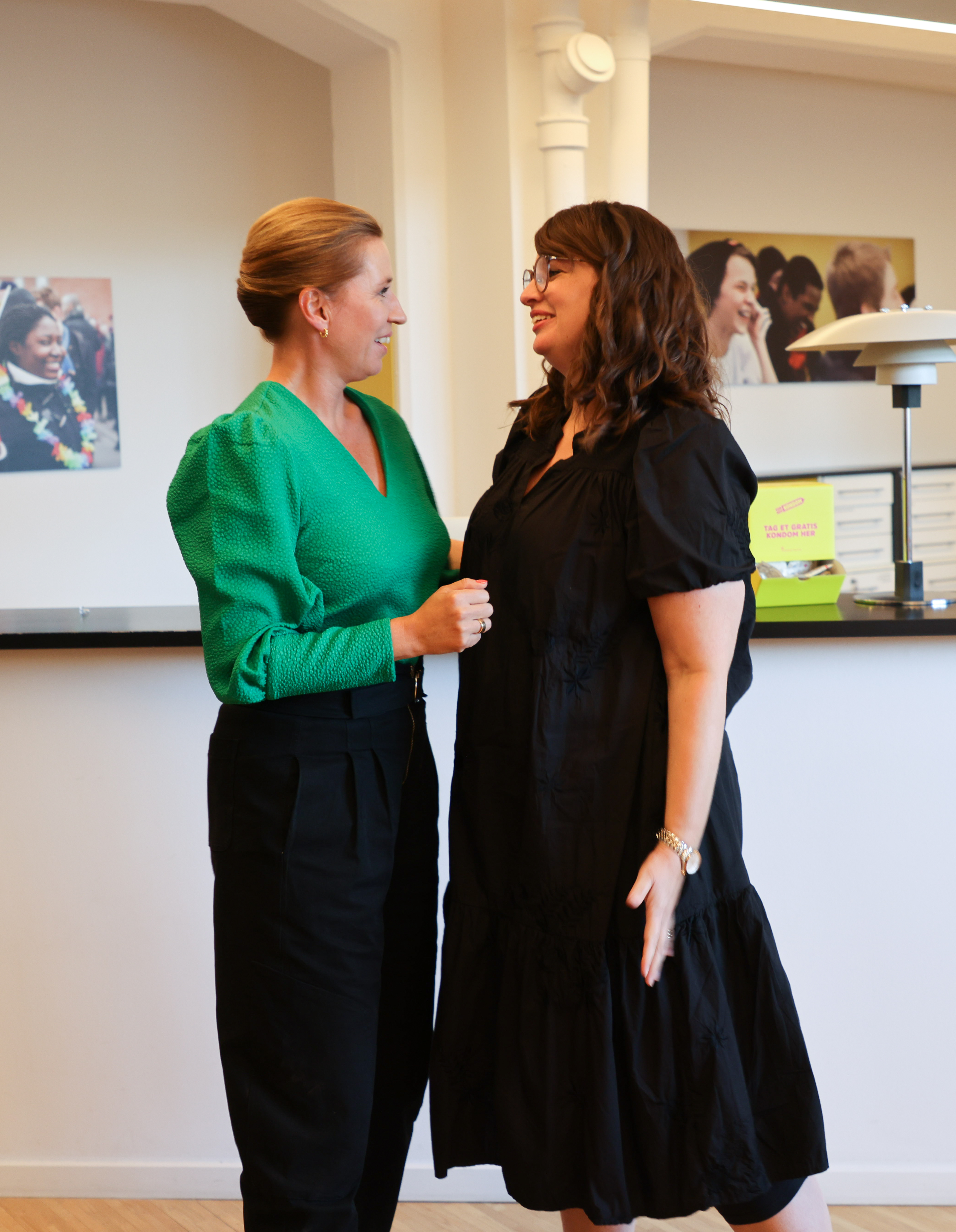 Statsminister Mette Frederiksen på besøg hos Sex og Samfund og her i samtale med generalsekretær Majbrit Berlau.