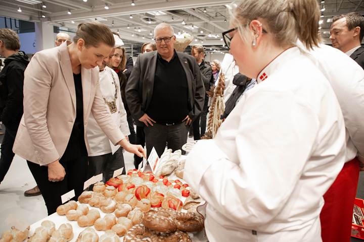 Statsminister Mette Frederiksen er rundt og besøge boder ved DM i Skills 2020