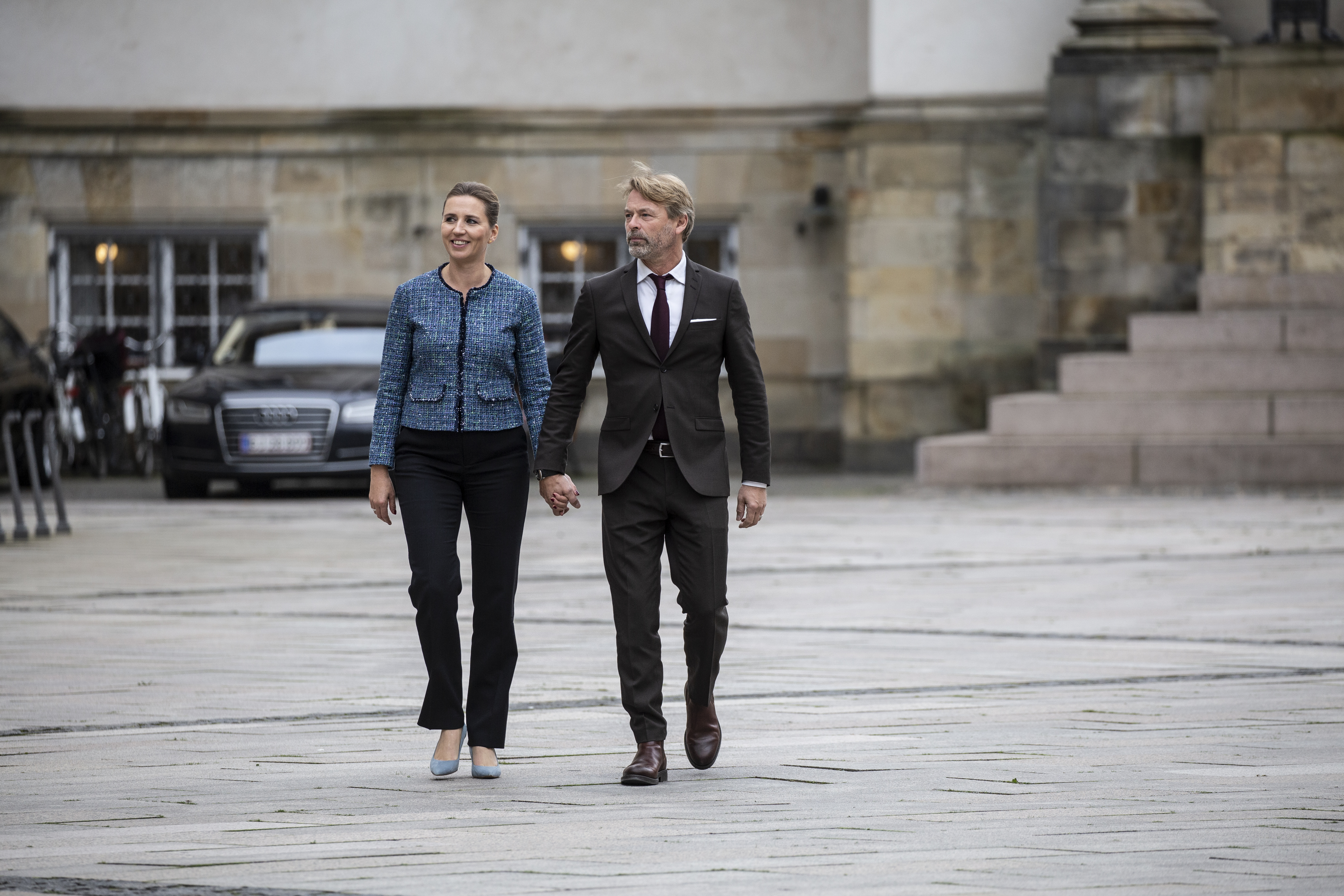 Statsminister Mette Frederiksen og kæreste på vej over Prins Jørgens Gård ved Folketingets åbning 2019