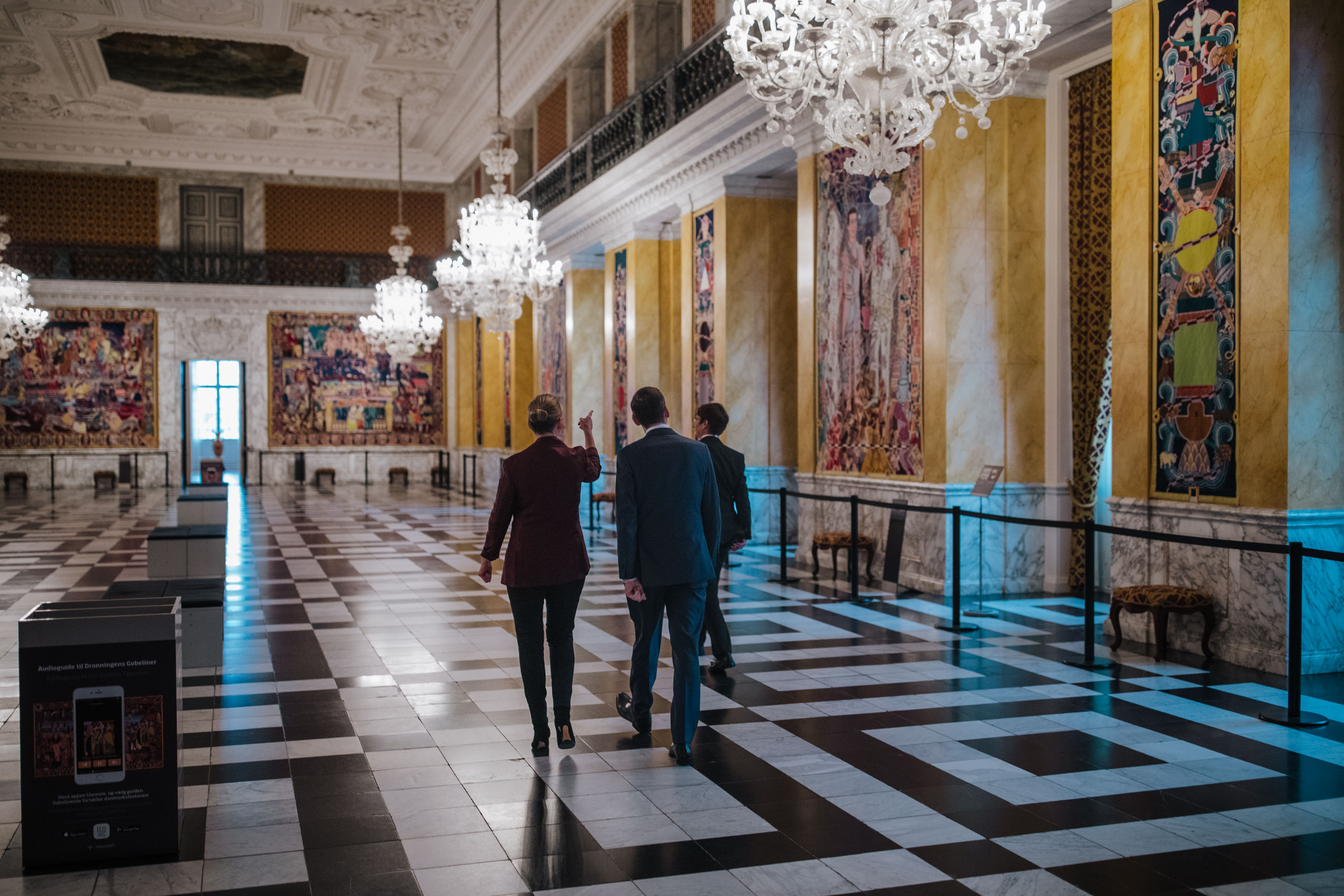 Statsminister Mette Frederiksen viser Polens premierminister Mateusz Morawiecki rundt i de Kongelige Repræsentationslokaler