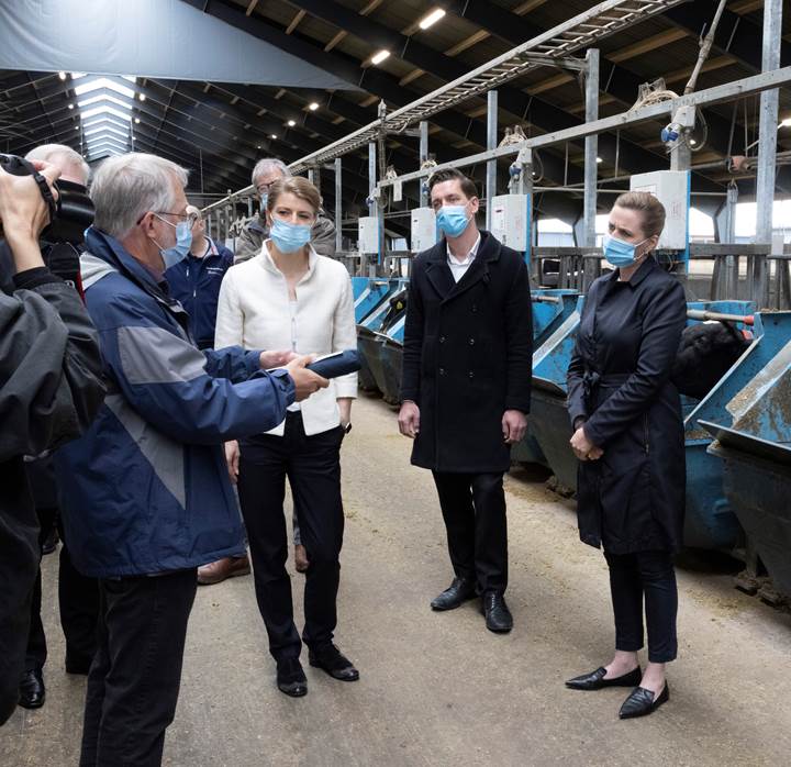 Statsminister Mette Frederiksen sammen med Indenrigs- og boligminister Kaare Dybvad og Uddannelses- og forskningsminister Ane Halsboe-Jørgensen bliver vist rundt på Nationalt Center for Fødevarer og Jordbrug
