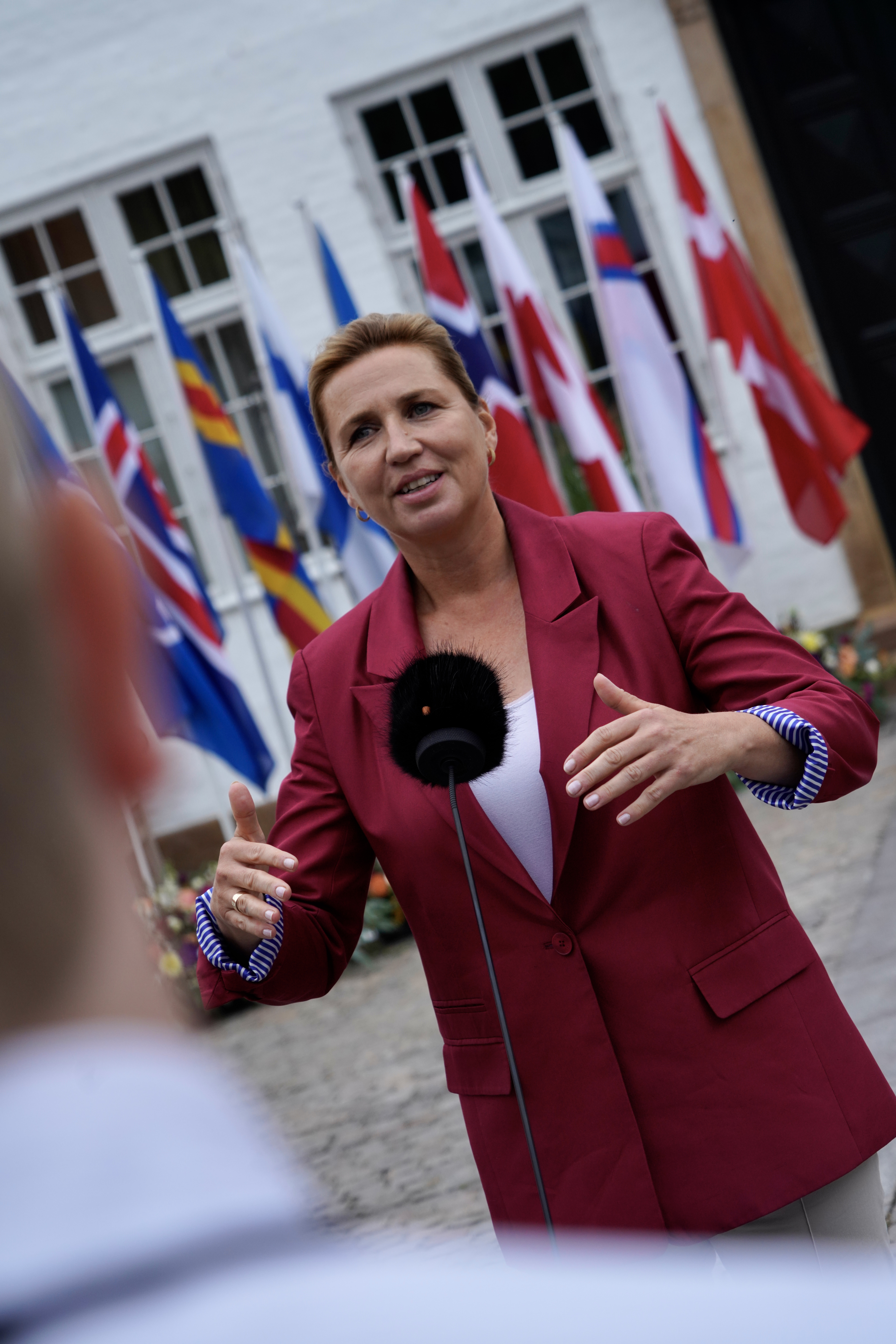 Statsministeren holder doorstep foran Marienborg