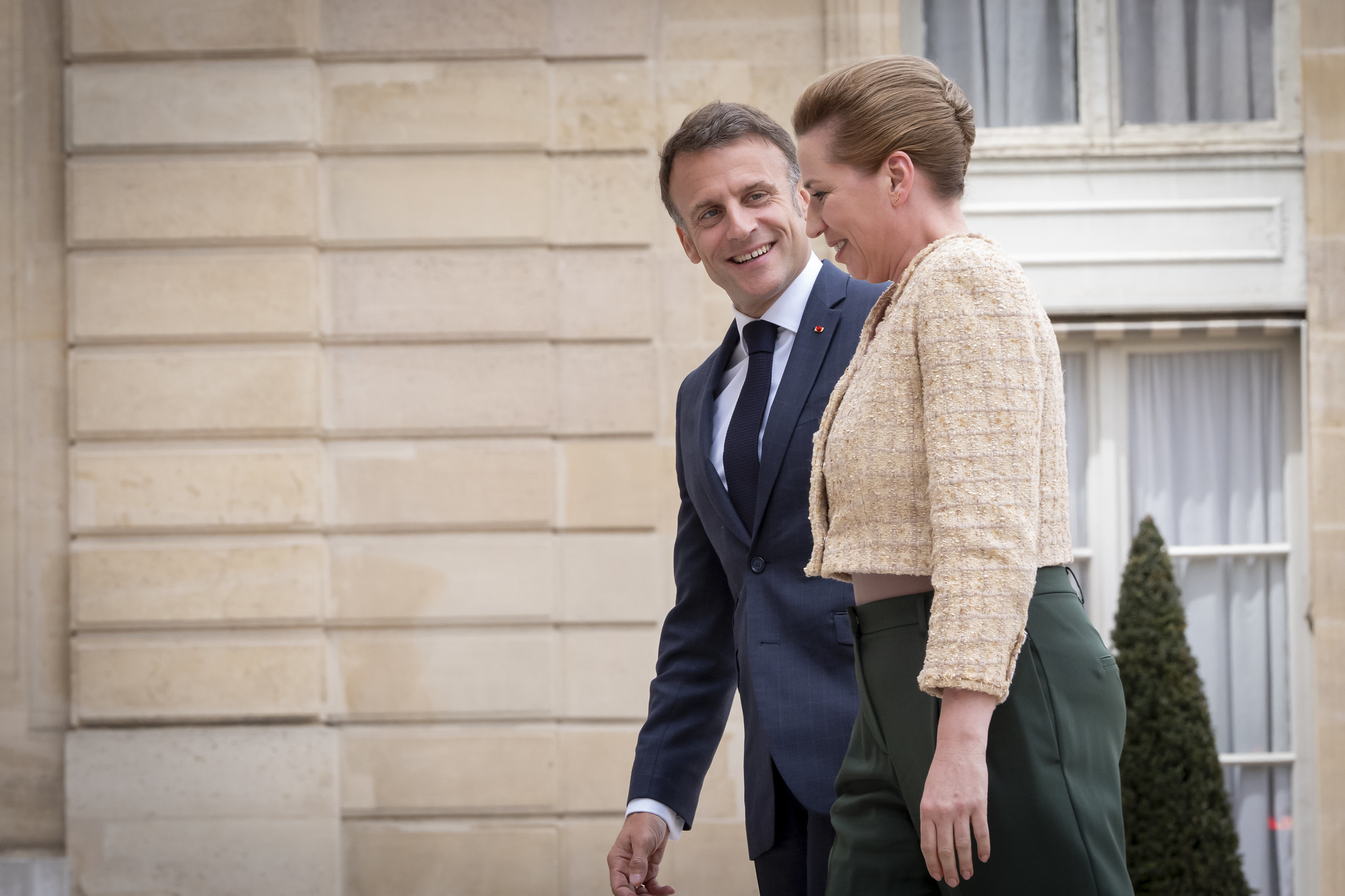 Statsminister Mette Frederiksen går sammen med Frankrigs præsident Emmanuel Macron