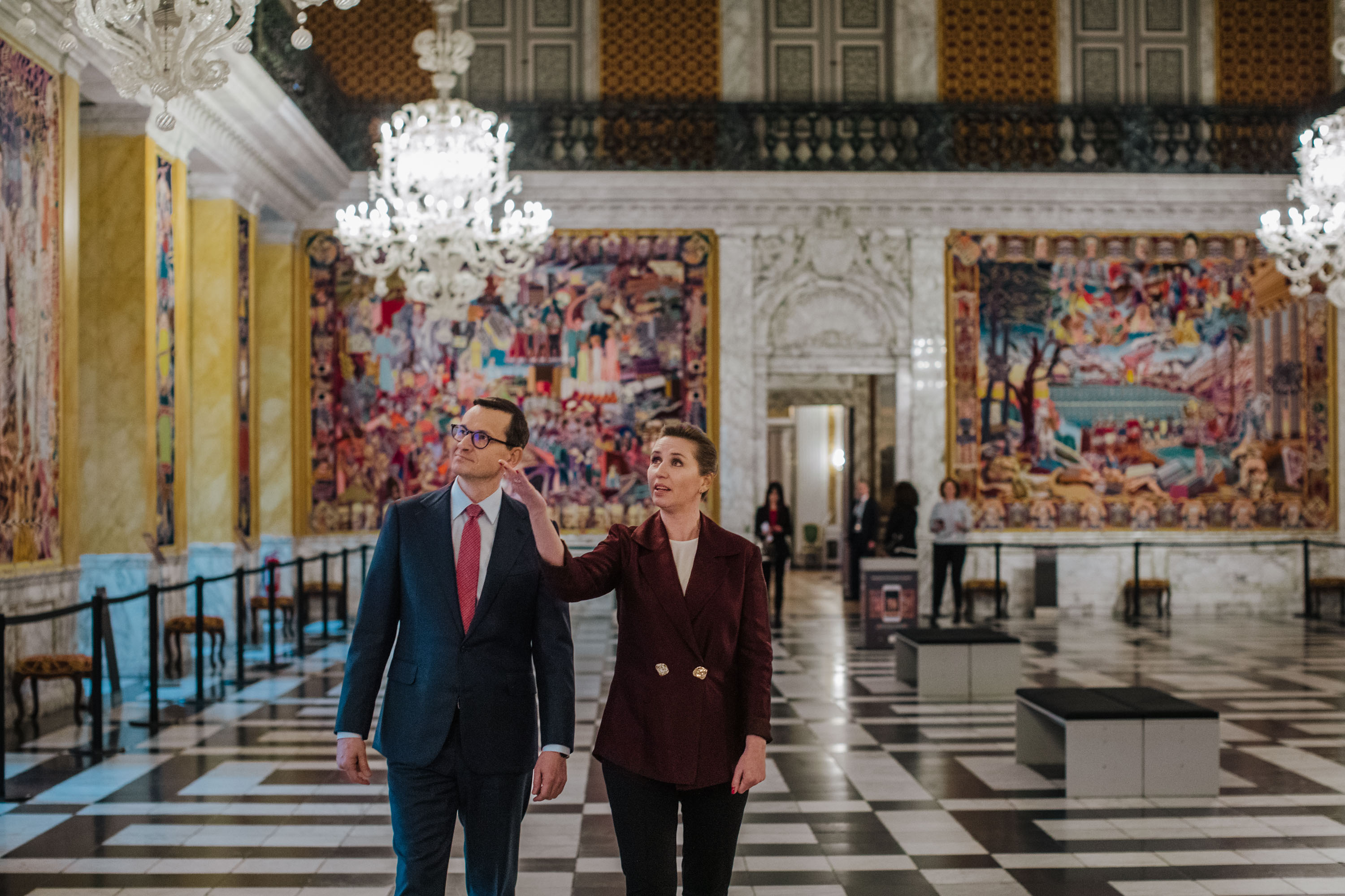 Statsminister Mette Frederiksen viser Polens premierminister Mateusz Morawiecki rundt i de Kongelige Repræsentationslokaler