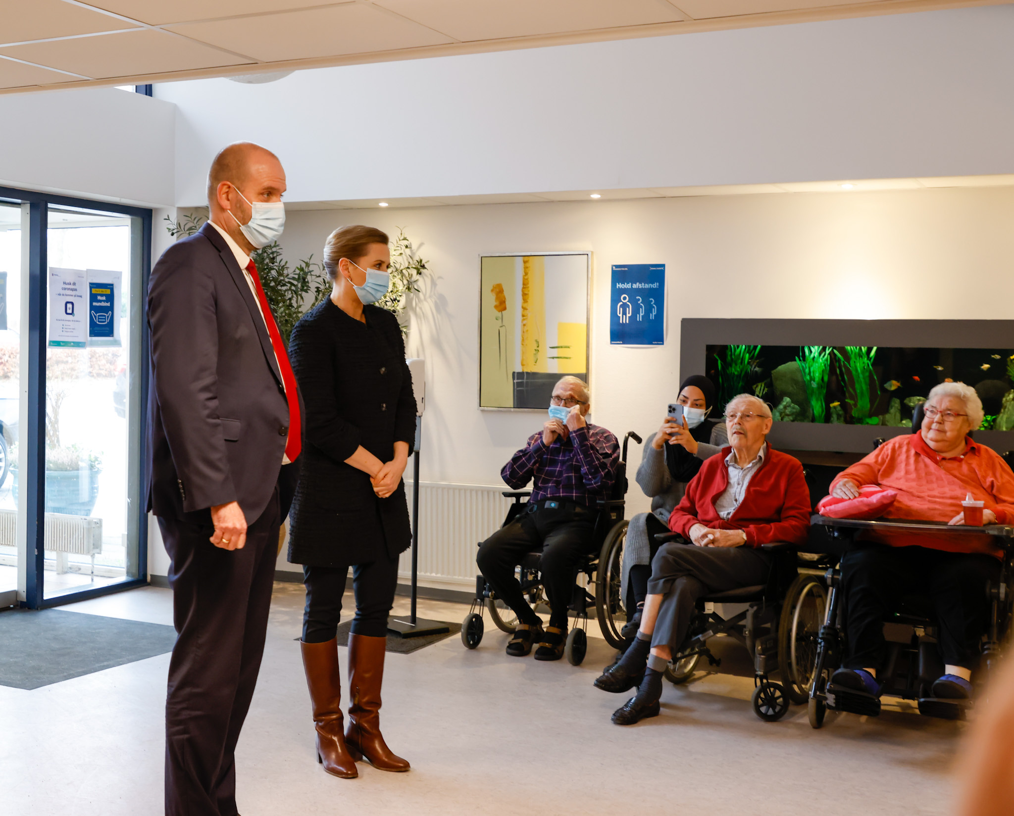 Herlevs borgmester Thomas Gyldal Petersen og statsminister Mette Frederiksen bliver modtaget på Lille Birkholm Center