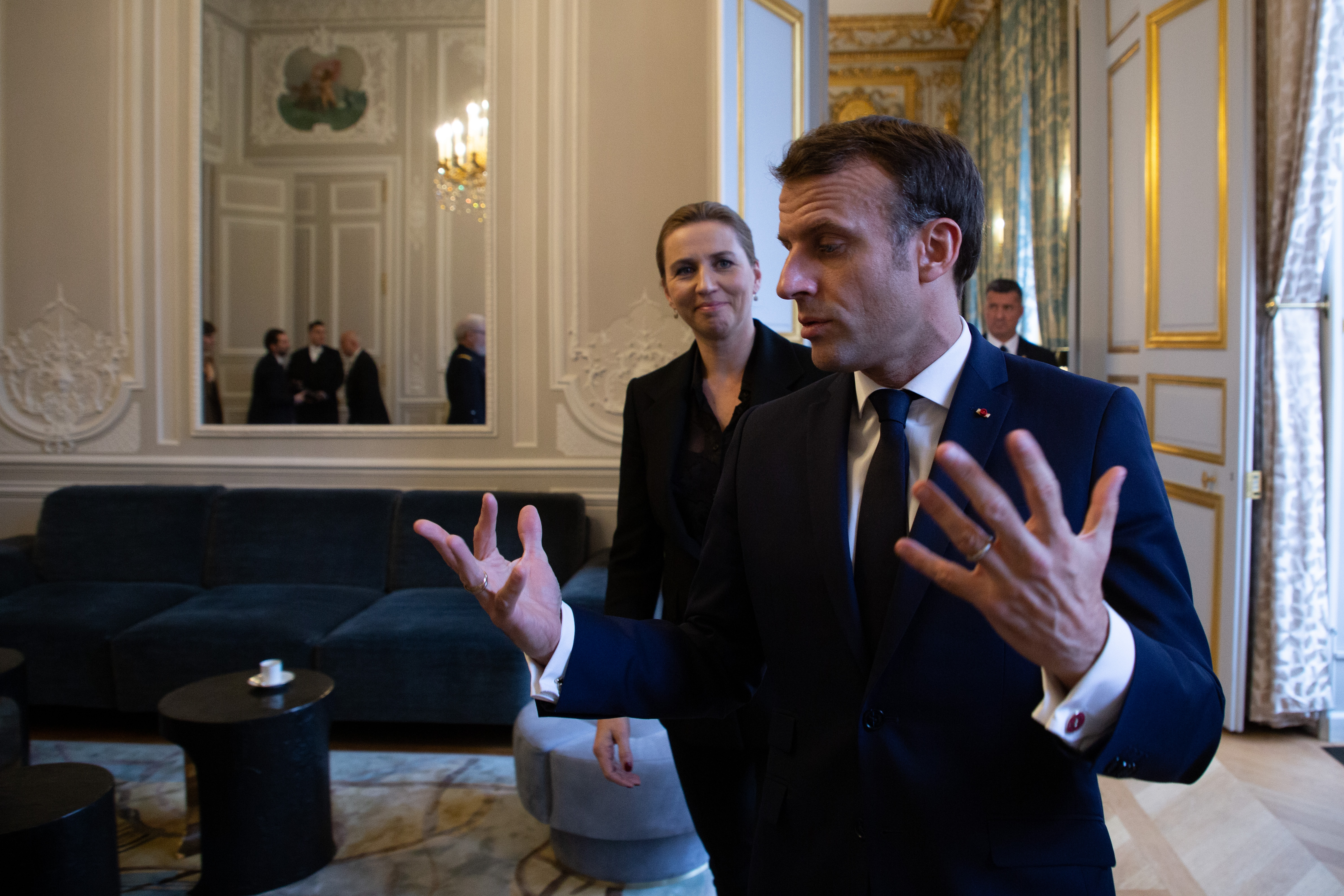 Den franske præsident, Emmanuel Macron, og Statsminister Mette Frederiksen i samtale i Élyséepalæet