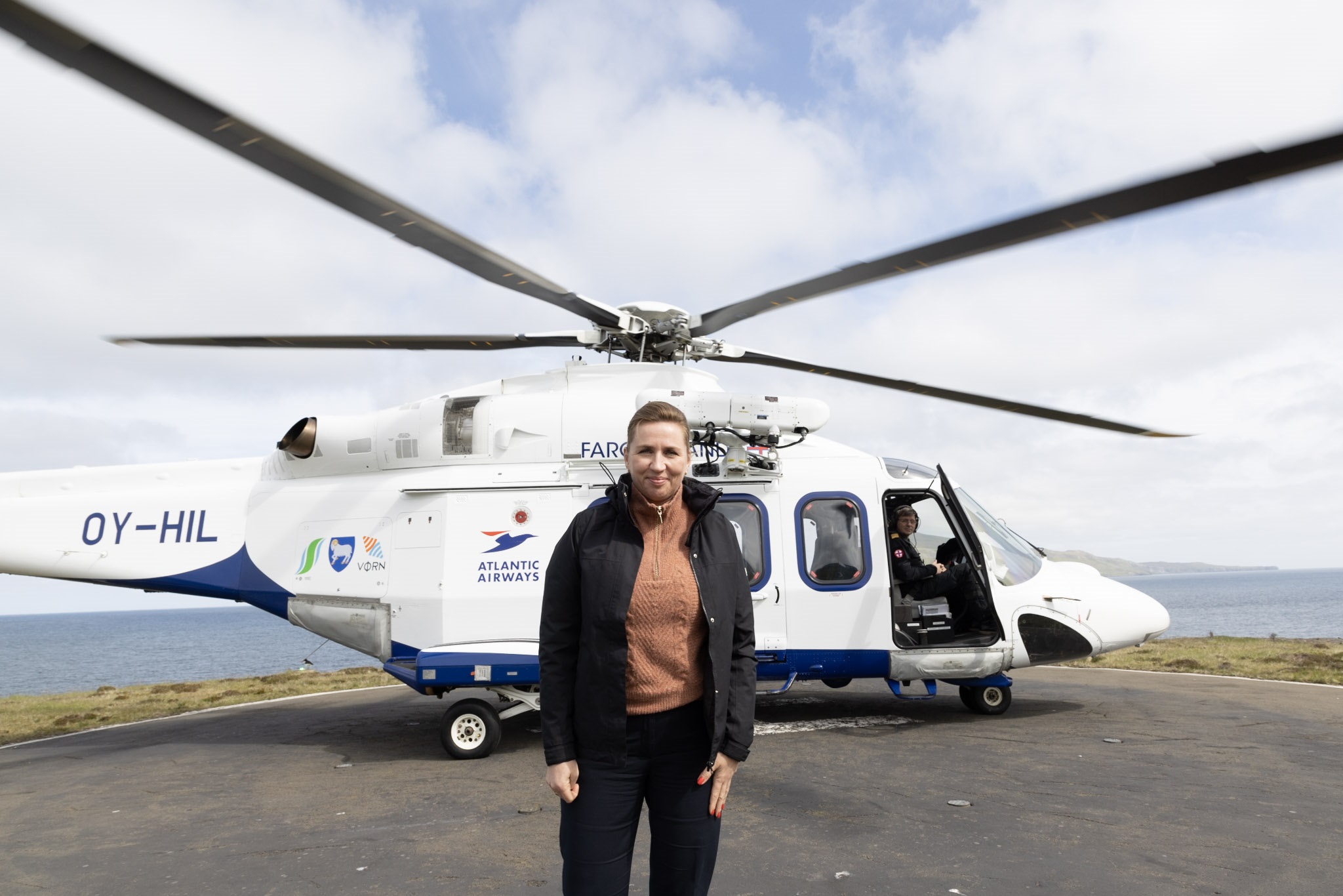 Mette Frederiksen tilbage efter helikoptertur til øen Koltur.