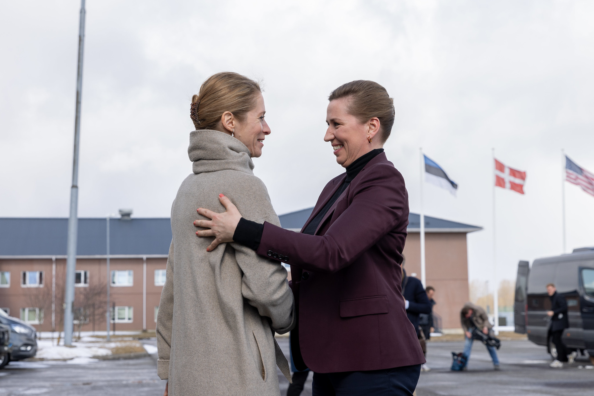 Den estiske premierminister Kaja Kallas hilser på statsminister Mette Frederiksen.