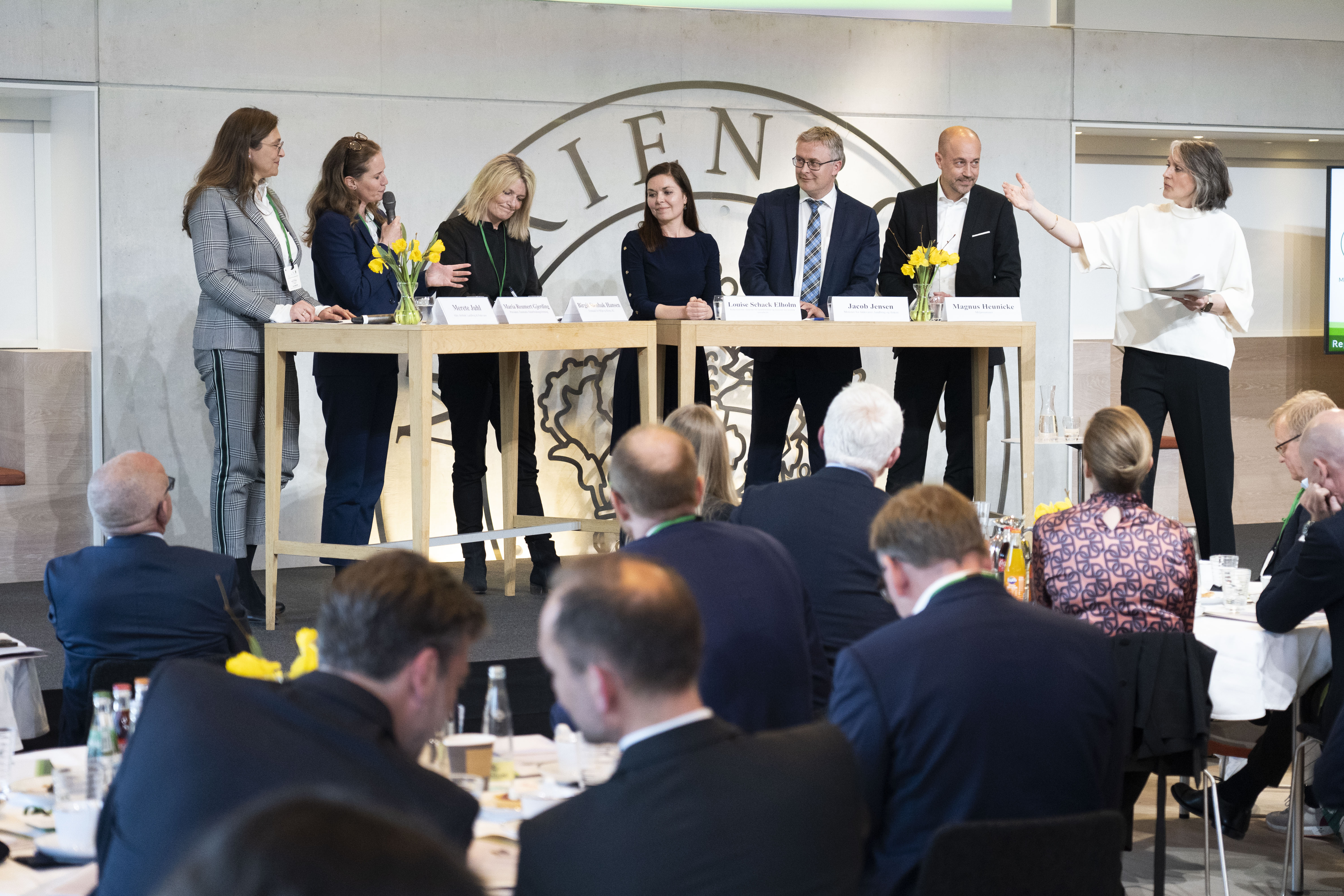 En af paneldebatterne med modator Anja Bo