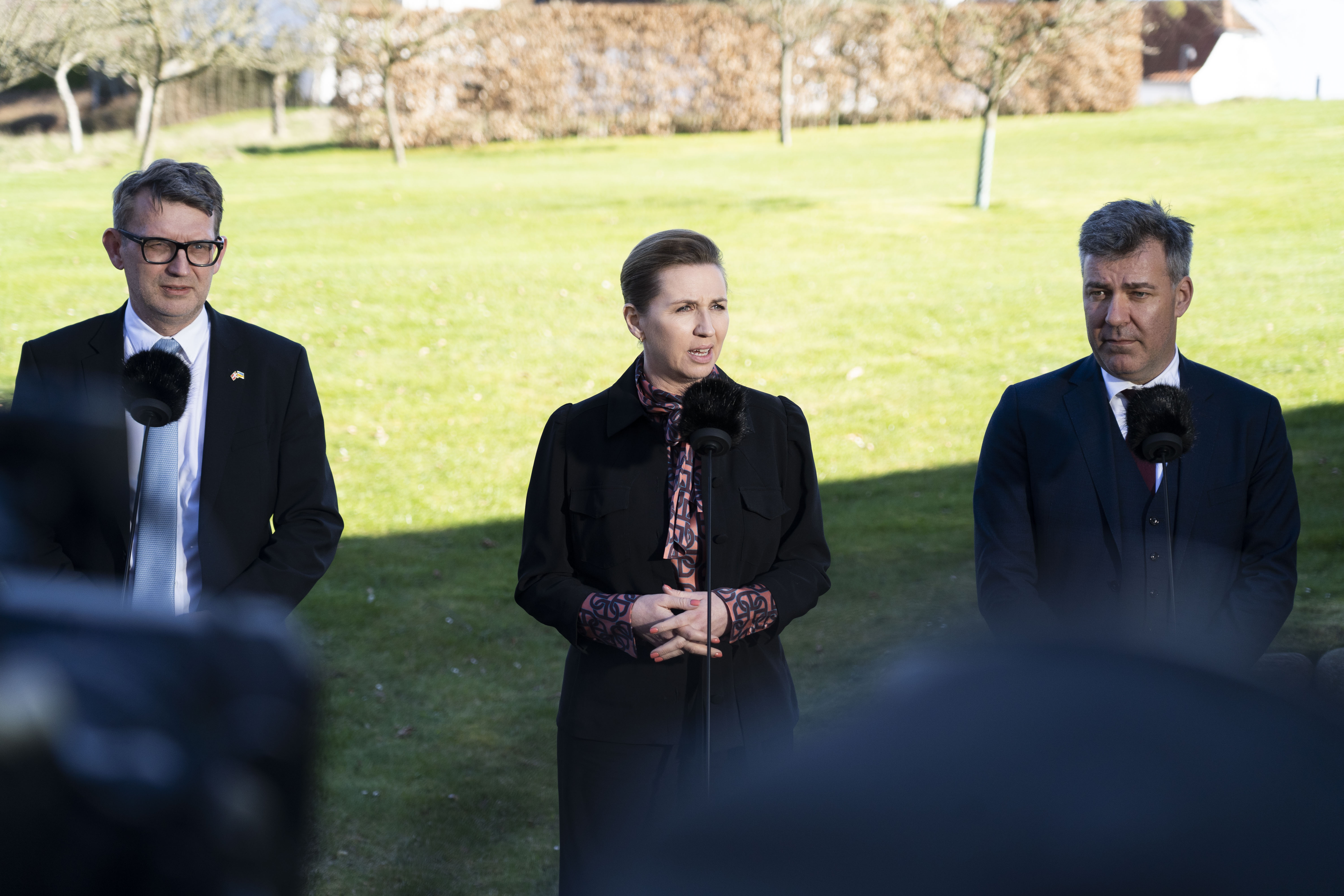 doorstep med statsminister Mette Frederiksen, fungerende forsvarsminister Troels Lund Poulsen og klima-, energi- og forsyningsminister Lars Aagaard