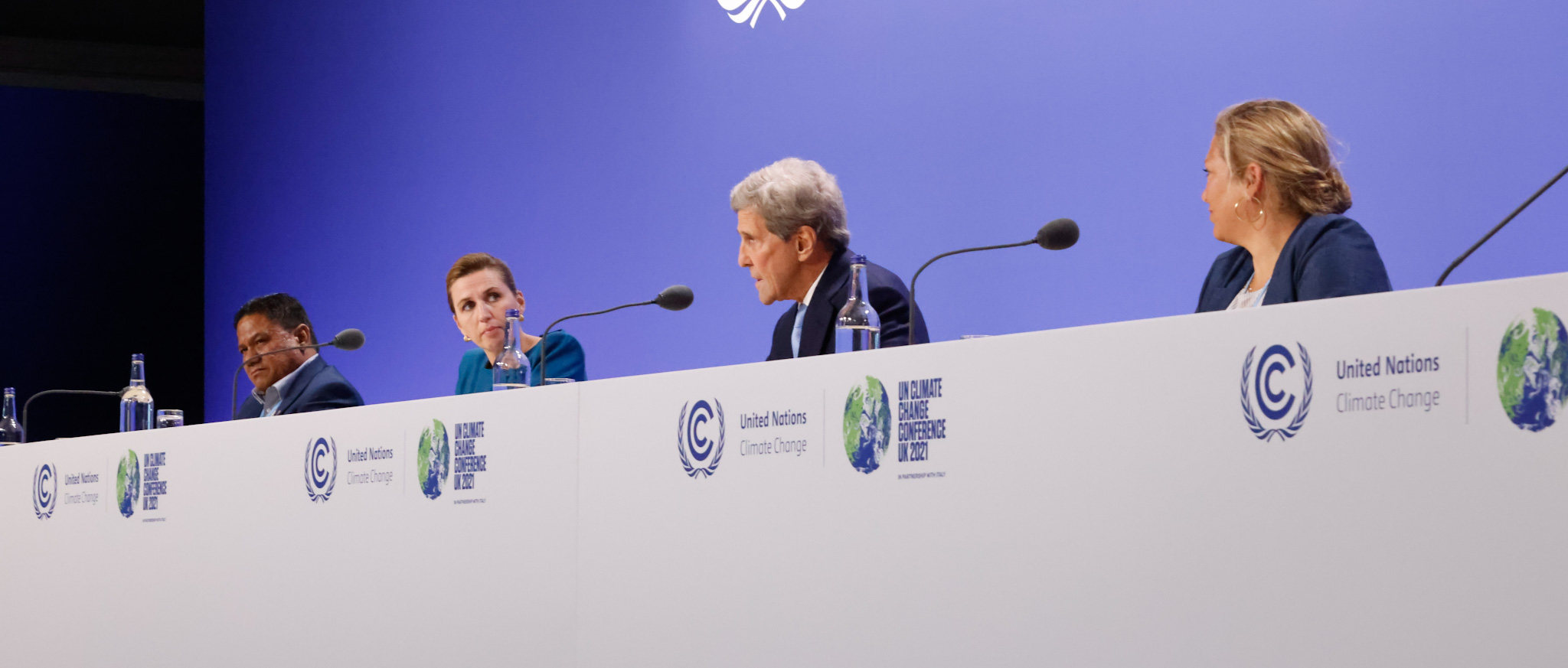 Marshalløernes sundhedsminister Bruce Billimon, statsminister Mette Frederiksen, USA's særlige klimaudsending John Kerry samt Executive Vice President ved Mærsk Henriette Hallberg Thygesen under fremlæggelse af fælleserklæring om klimaneutral skibsfart inden 2050.