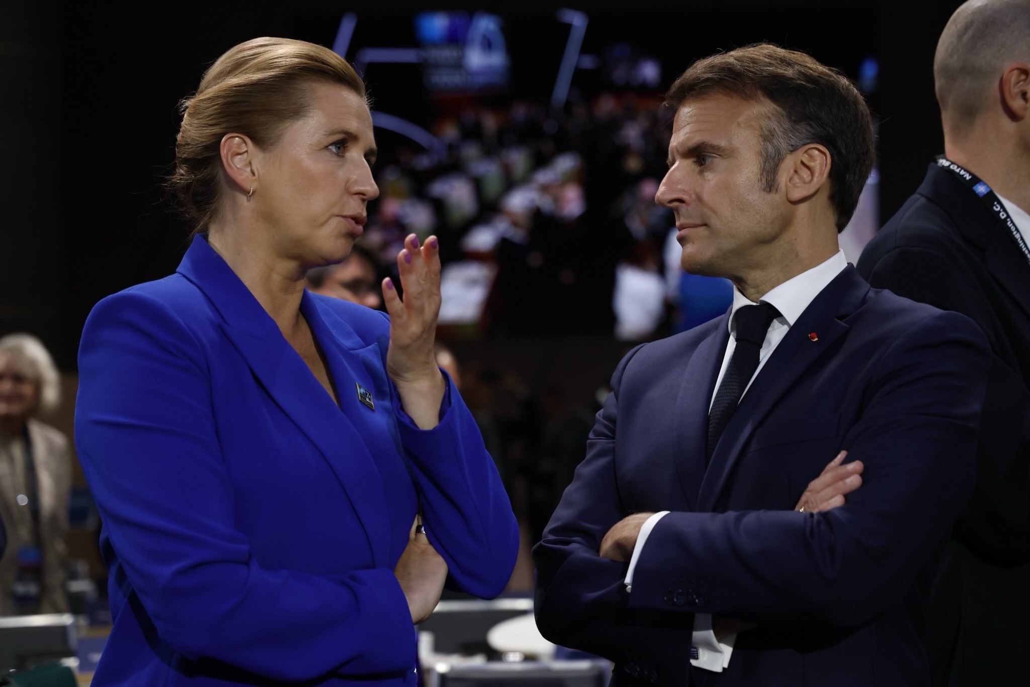 Statsminister Mette Frederiksen taler med Frankrigs præsident Emmanuel Macron
