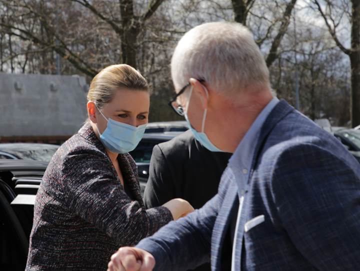 Statsminister Mette Frederiksen hilser med albuen, da hun ankommer til TEC i Hvidovre