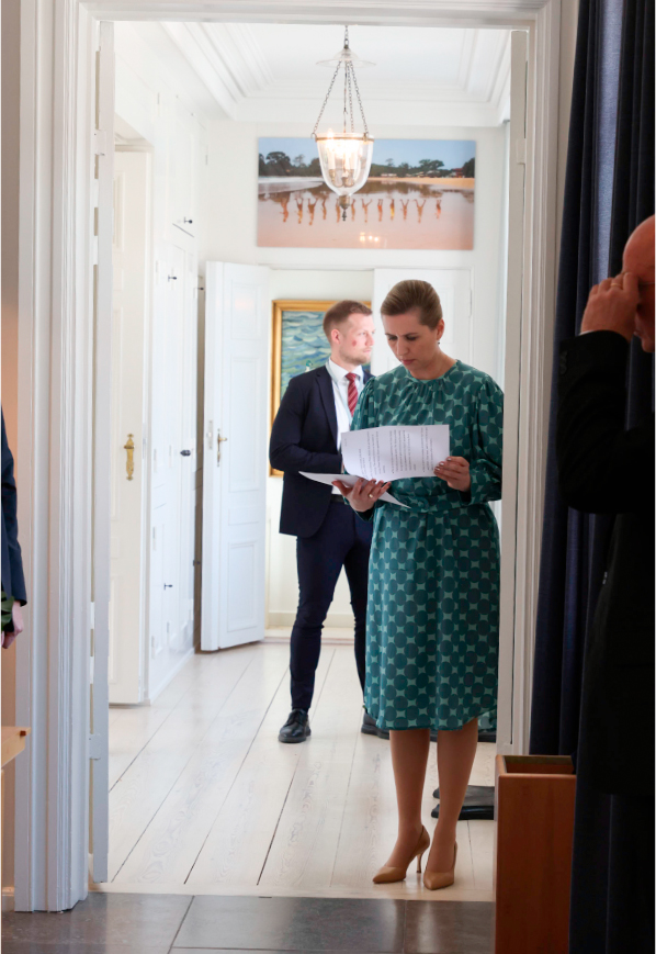 Statsminister Mette Frederiksen forbereder sig inden oplæsning af fælleserklæring.