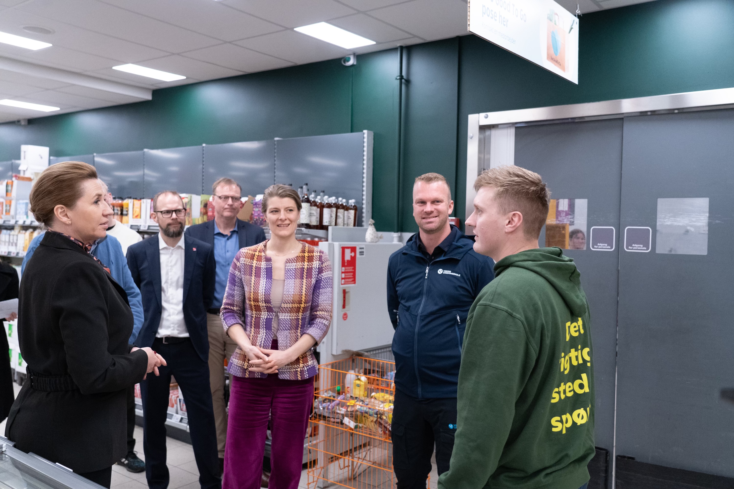 Statsminister Mette Frederiksen og beskæftigelsesminister Ane Halsboe-Jørgensen i samtale med en ungarbejder 