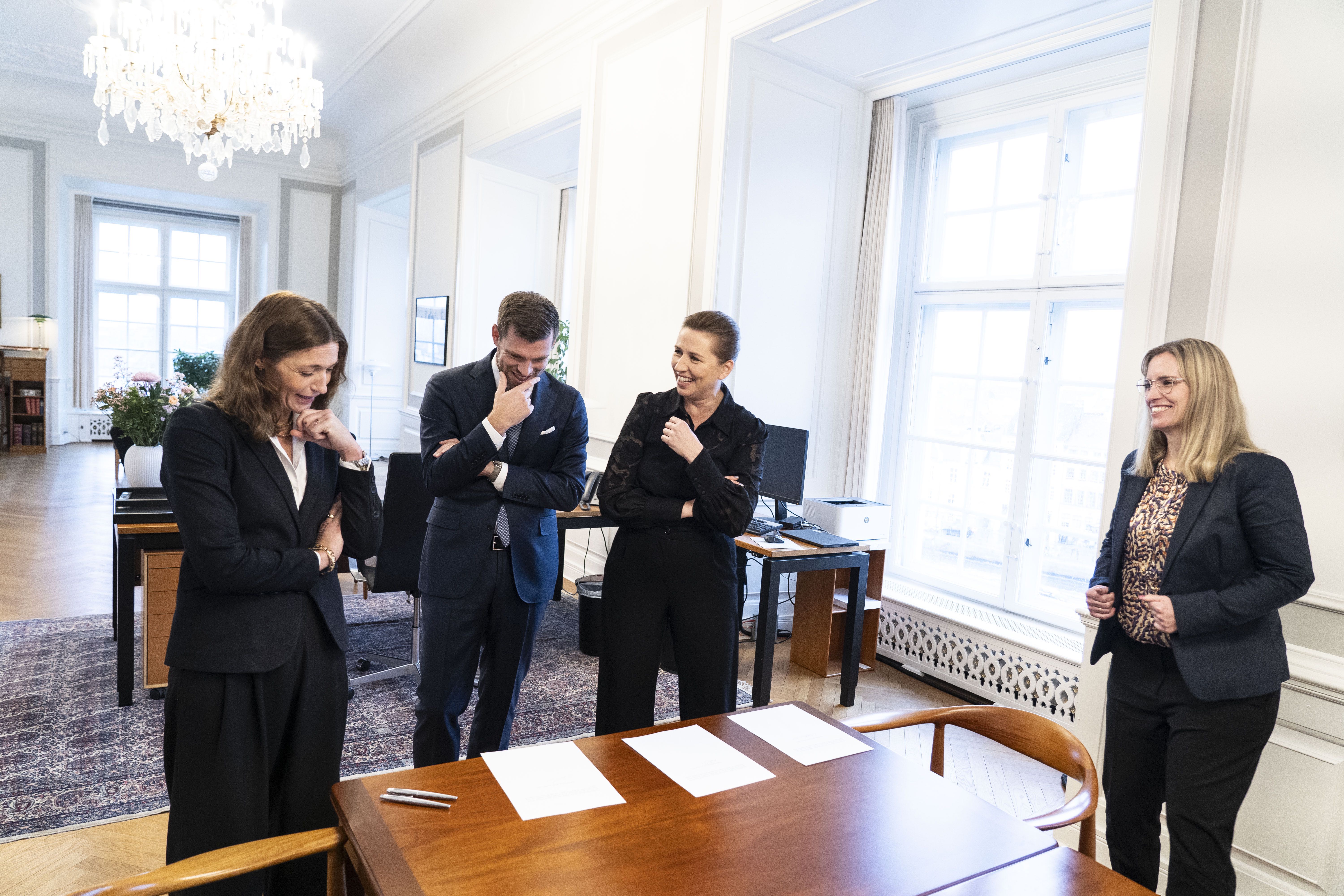 Statsminister Mette Frederiksen sammen med minister for byer og landdistrikter, kirkeminister og minister for nordisk samarbejde Morten Dahlin, digitaliseringsminister og ligestillingsminister Mia Wagner og økonomiminister Stephanie Lose