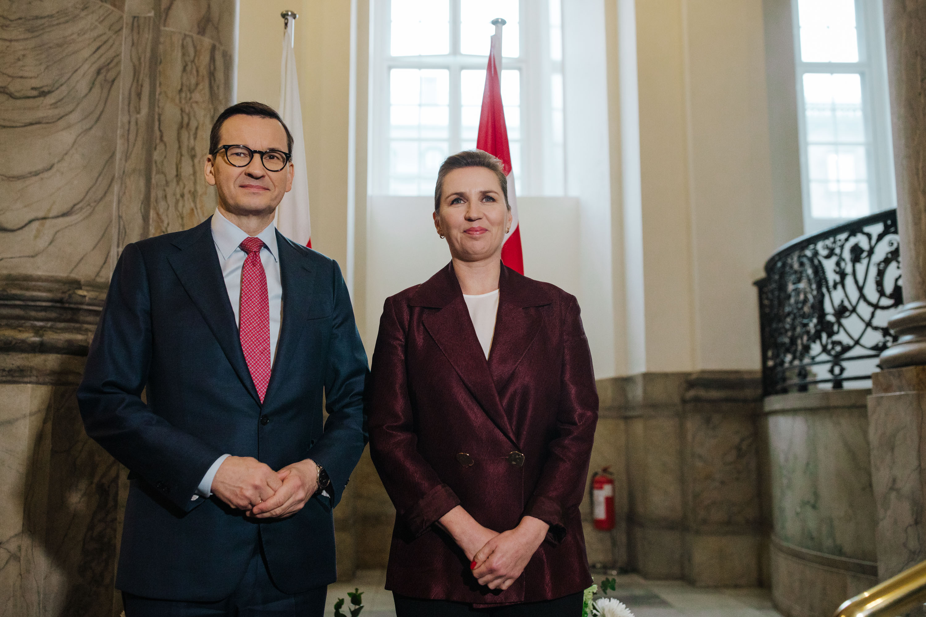 Statsminister Mette Frederiksen og  Polens premierminister Mateusz Morawiecki i modtagelses hallen i Statsministeriet.