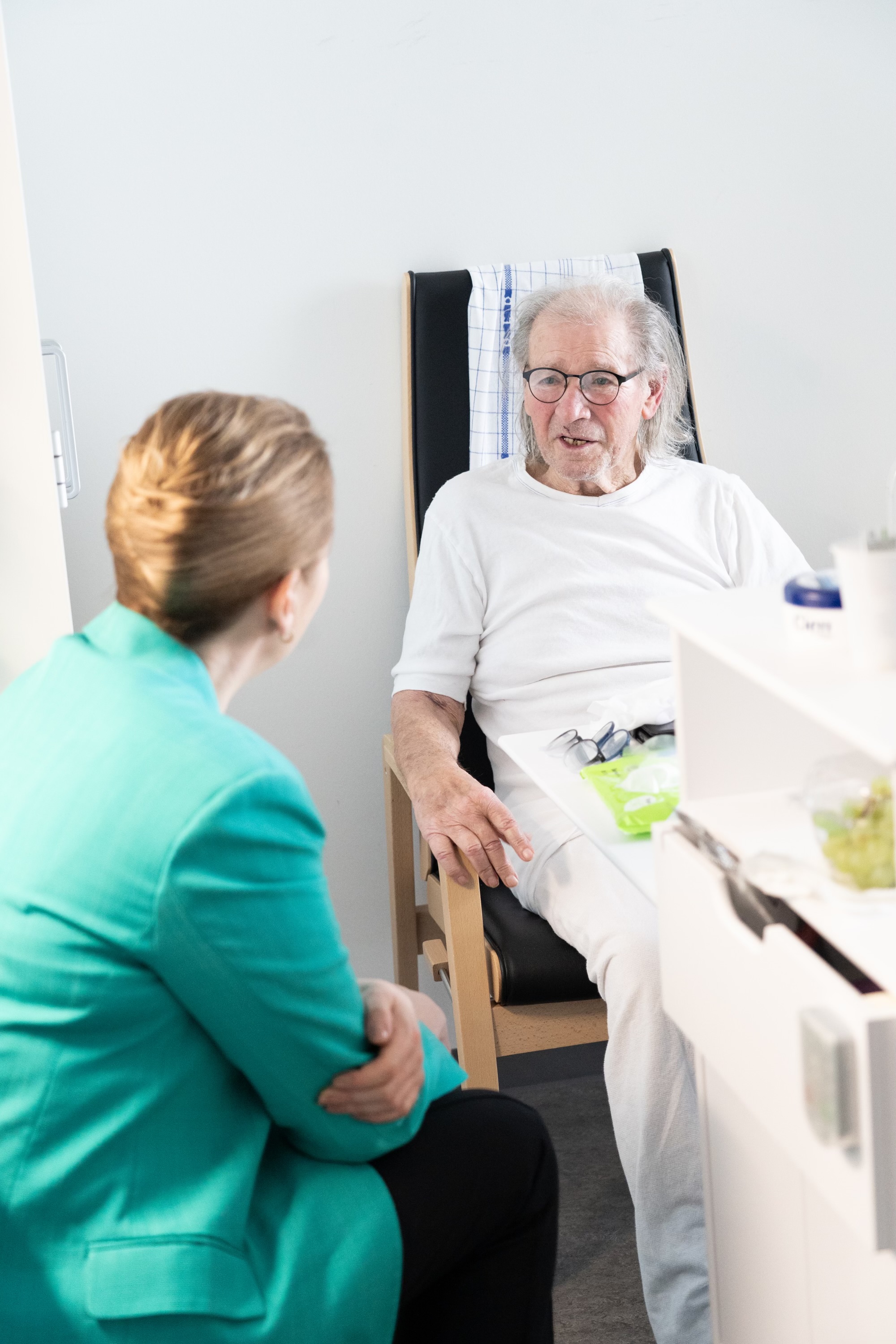 Statsminister Mette Frederiksen taler med patient på Kolding Sygehus