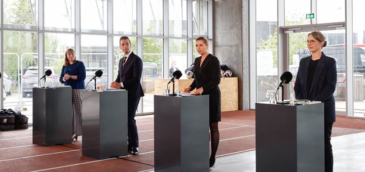 Statsminister Mette Frederiksen holder pressemøde sammen med tre andre ministre. Fra venstre til højre er rækkefølgen således: kulturminister Joy Mogensen, indenrigs- og boligminister Kaare Dybvad, statsminister Mette Frederiksen, og miljøminister Lea Wermelin.