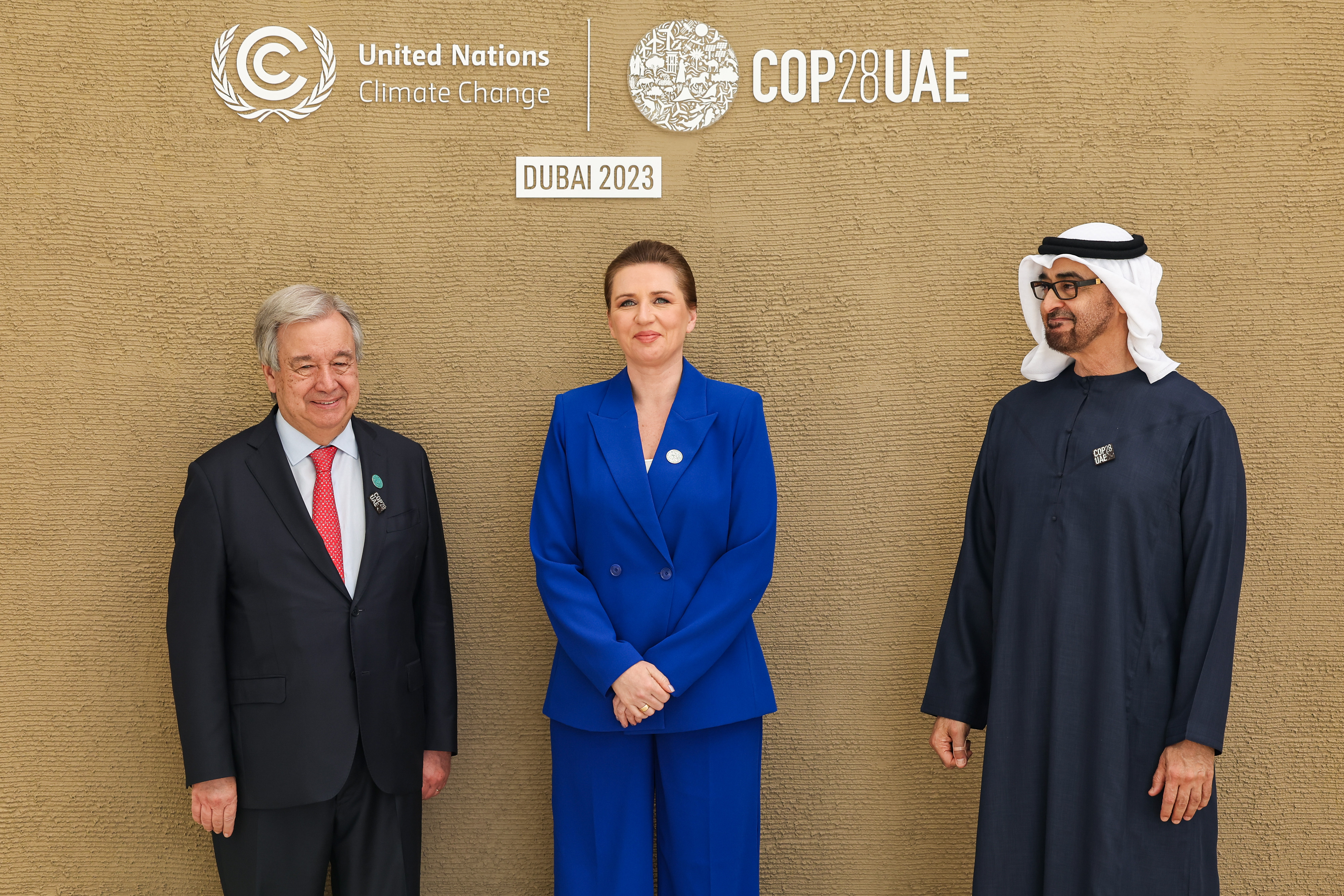 Statsminister Mette Frederiksen sammen med  FN's generalsekretær António Guterres og præsidenten for COP 28 Sultan al Jaber 