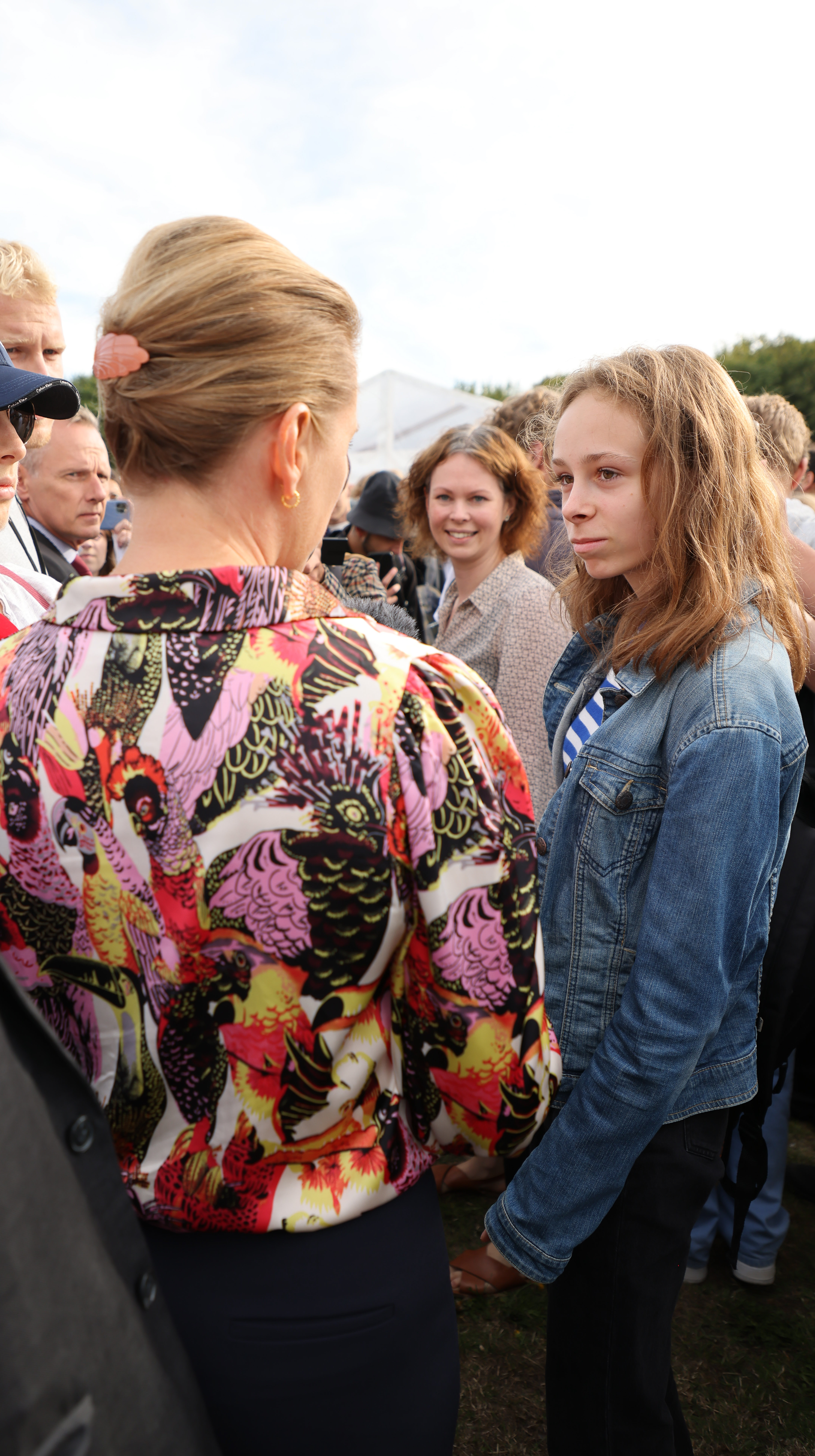 Statsminister Mette Frederiksen taler med Mathilda, en af de fremmødte ved Ungdommens Folkemøde.