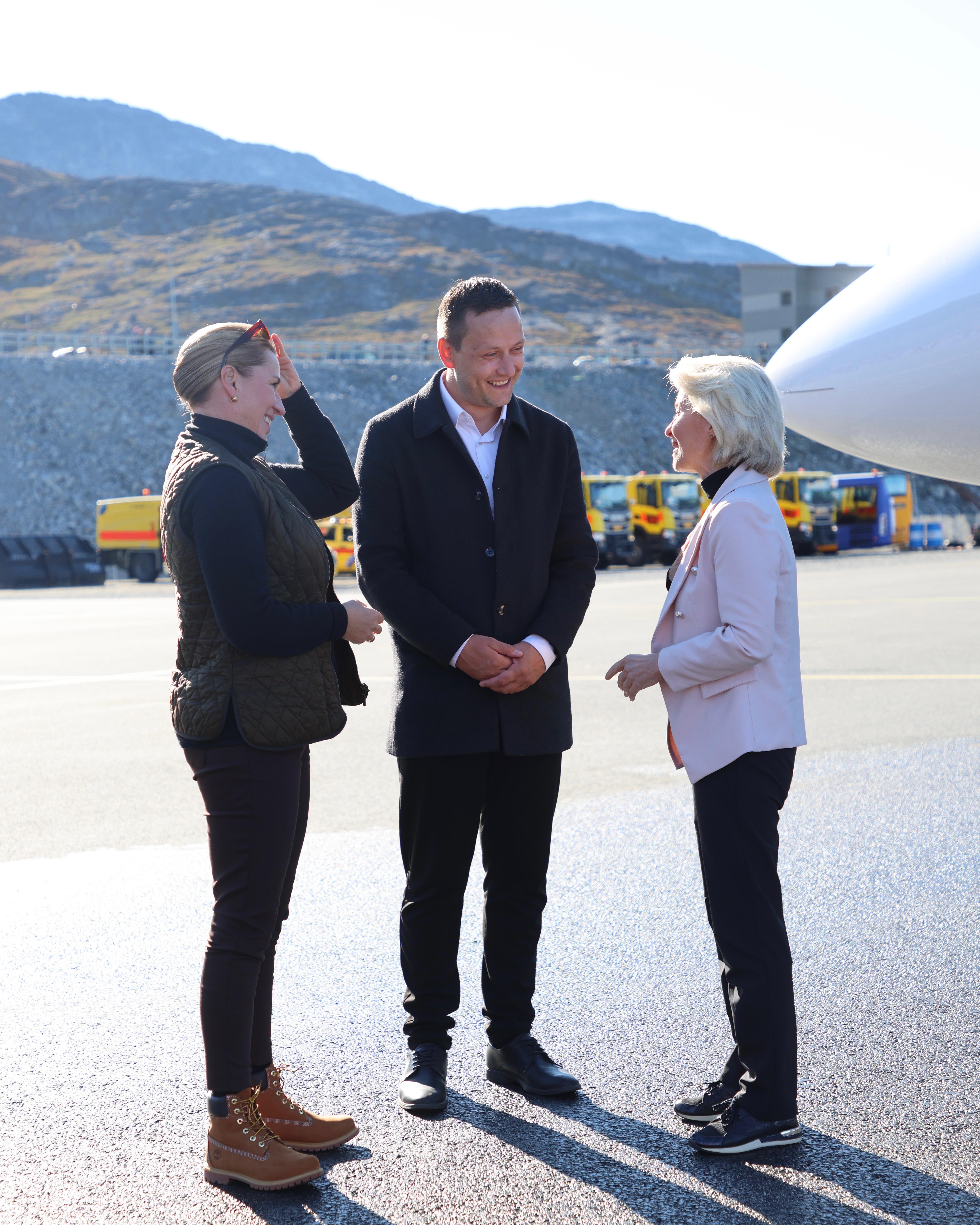 Mette Frederiksen, Jens Frederik Nielsen og Ursula von der Leyen ankomst til Nuuk.