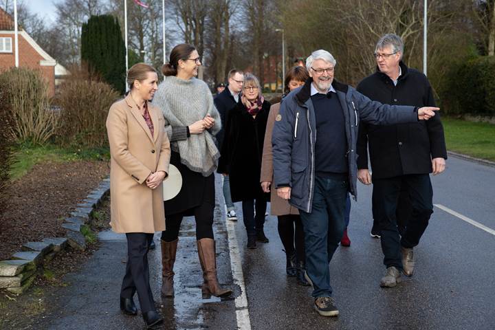 Statsminister Mette Frederiksen på besøg i Lysabild sammen med blandt andre Sønderborgs borgmester Erik Lauritzen