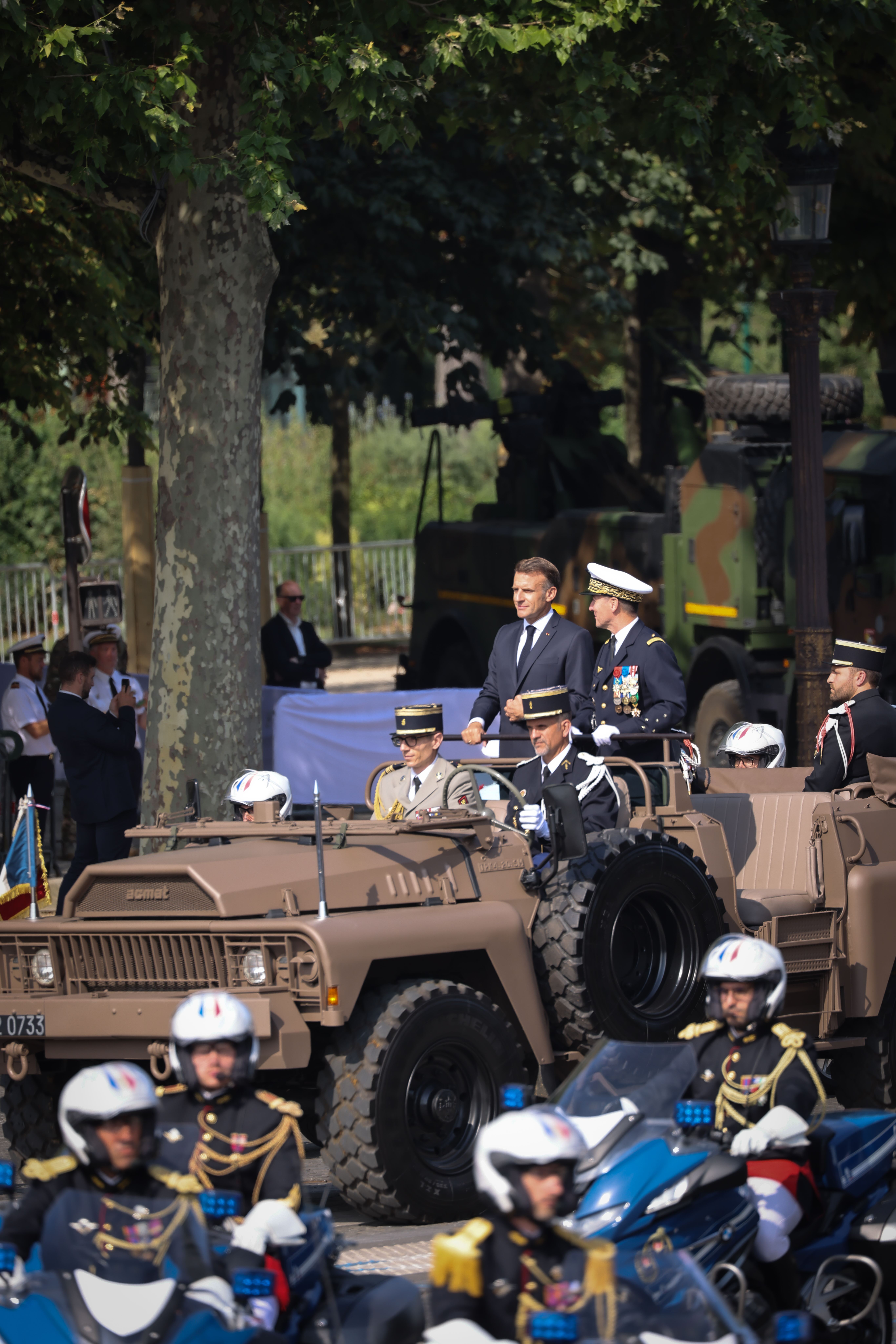 Den franske præsident Emmanuel Macron deltager i paraden i et militærkøretøj