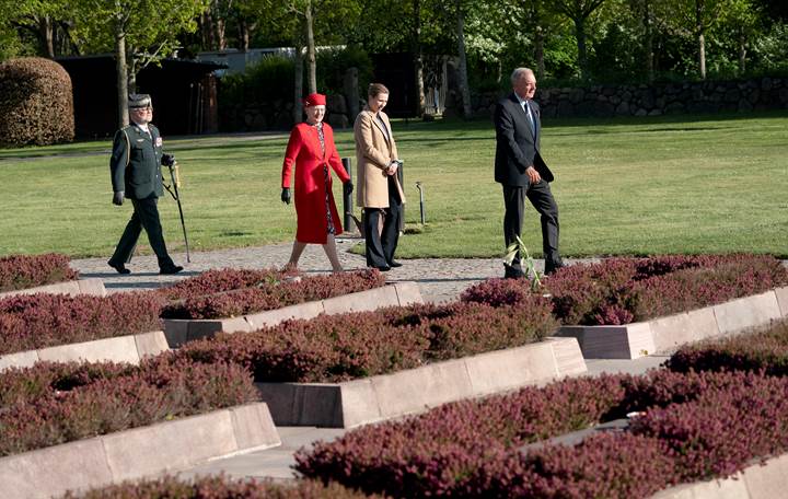 Hendes Majestæt Dronning Margrethe II i Mindelunden sammen med statsminister Mette Frederiksen