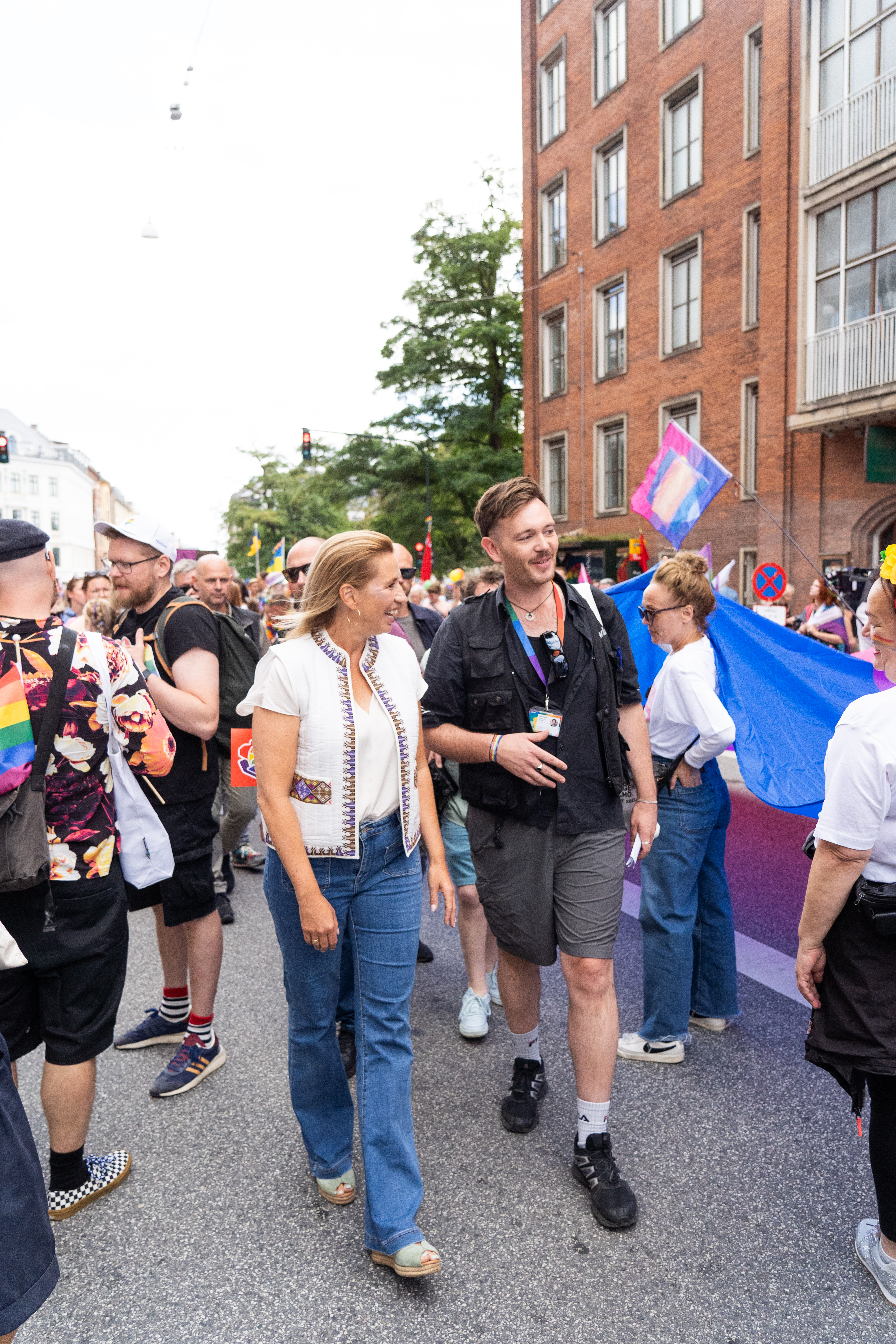 Statsminister Mette Frederiksen med forperson for Copenhagen Pride Benjamin Hansen