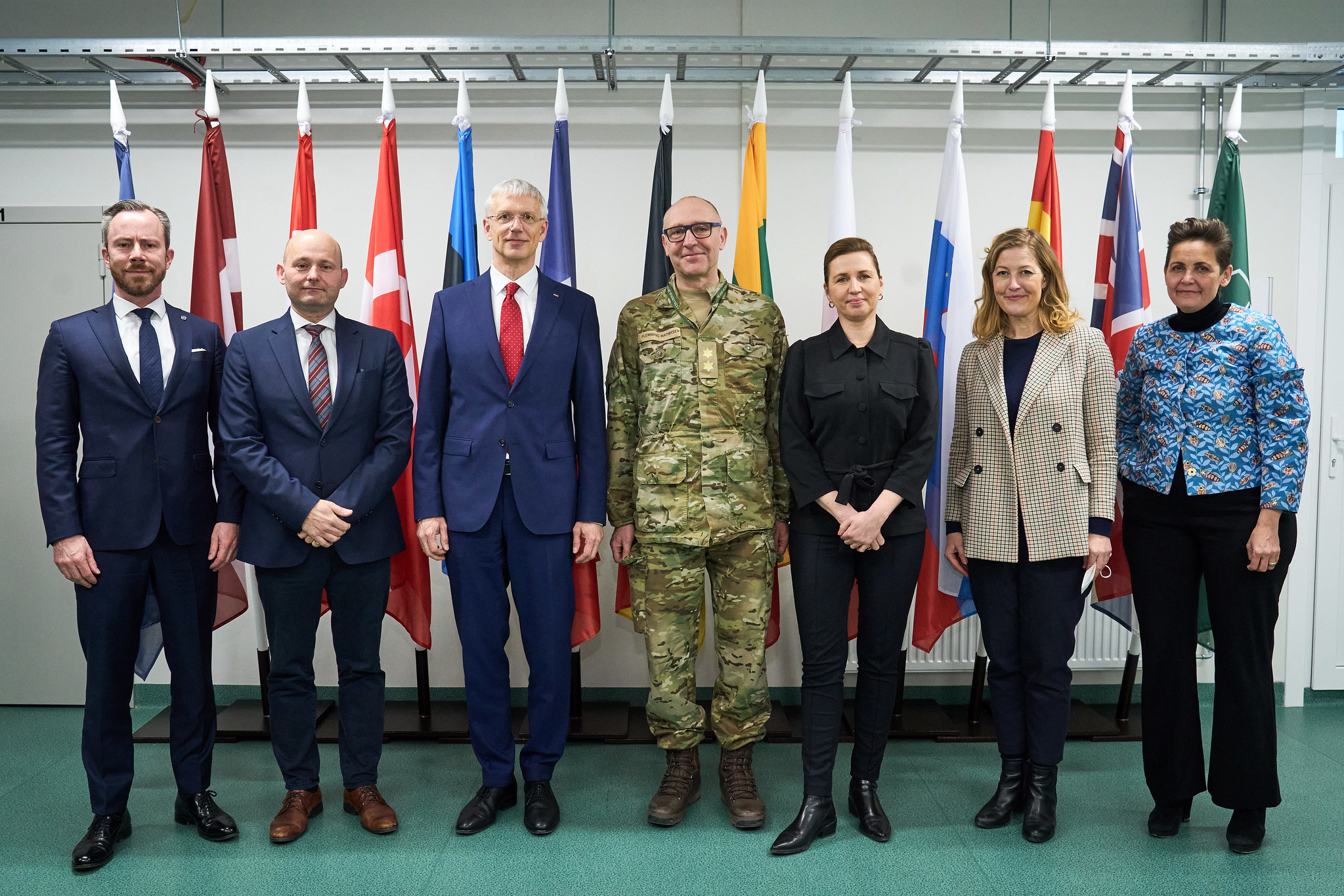 Jakob Ellemann-Jensen, Søren Pape, den lettiske premierminister Krišjānis Kariņš, chefen for Multinational Division North Flemming Mathiasen, statsminister Mette Frederiksen, Sofie Carsten Nielsen og Pia Olsen Dyhr på besøg på Adazi-militærbasen