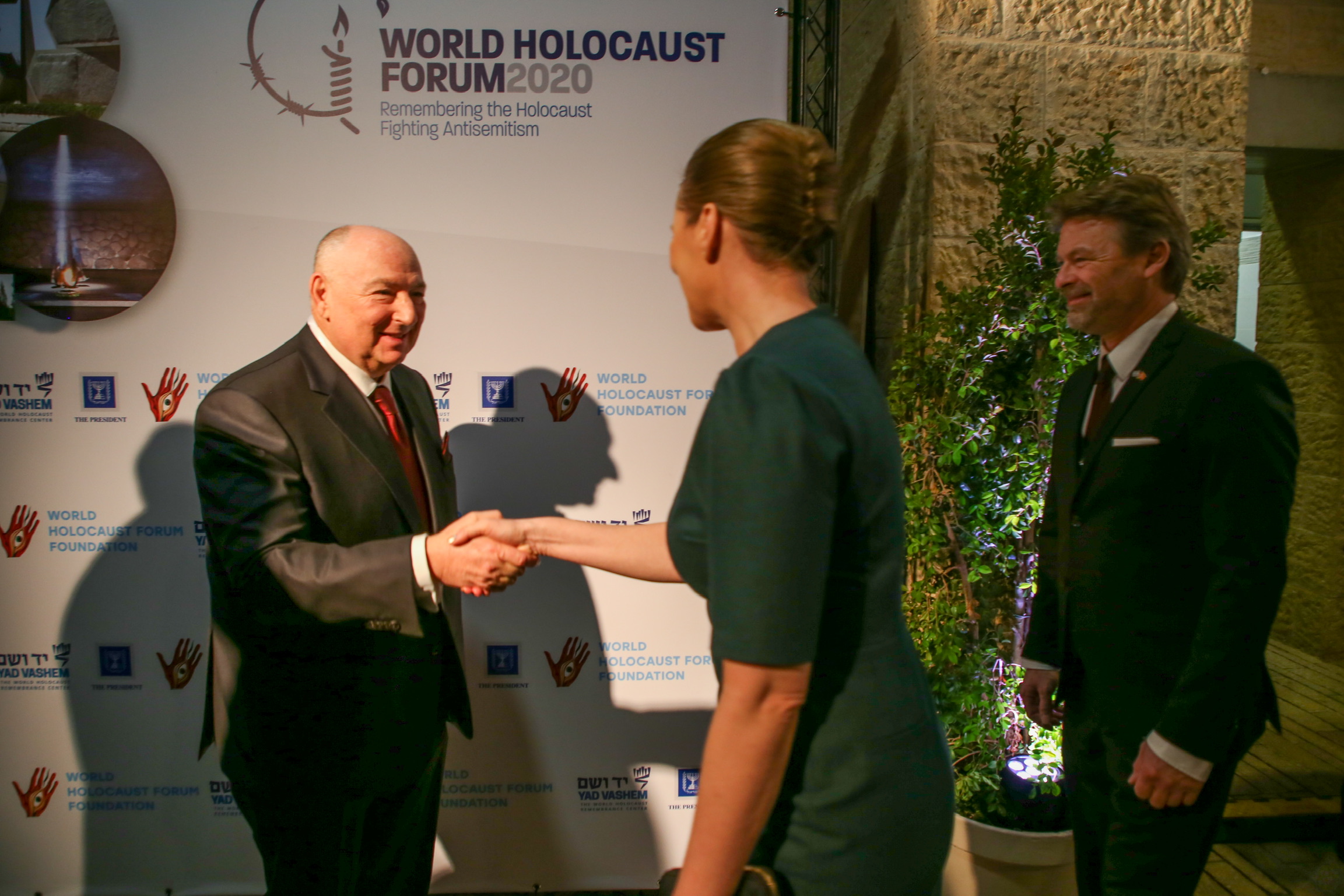 Statsminister Mette Frederiksen hilser på folk ved markeringen af 75-året for befrielsen af Auschwitz