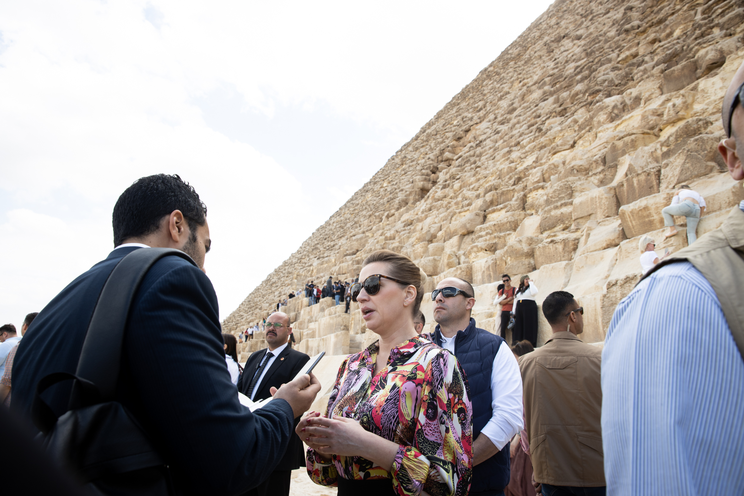 Statsminister Mette Frederiksen foran pyramiderne