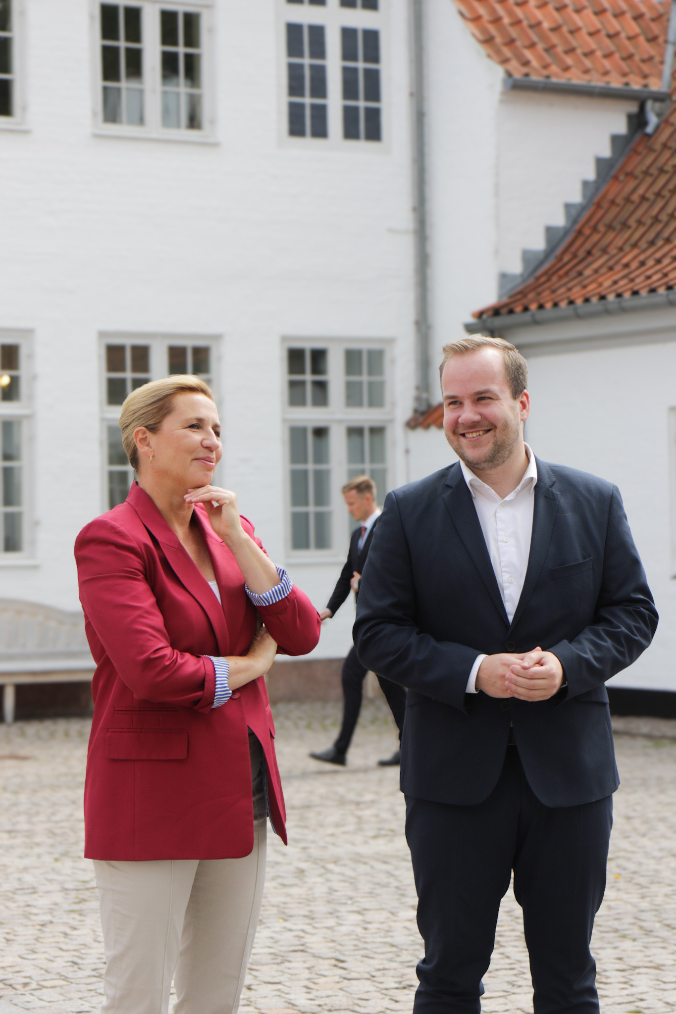 Statsministeren og Færøernes lagmand foran Marienborg