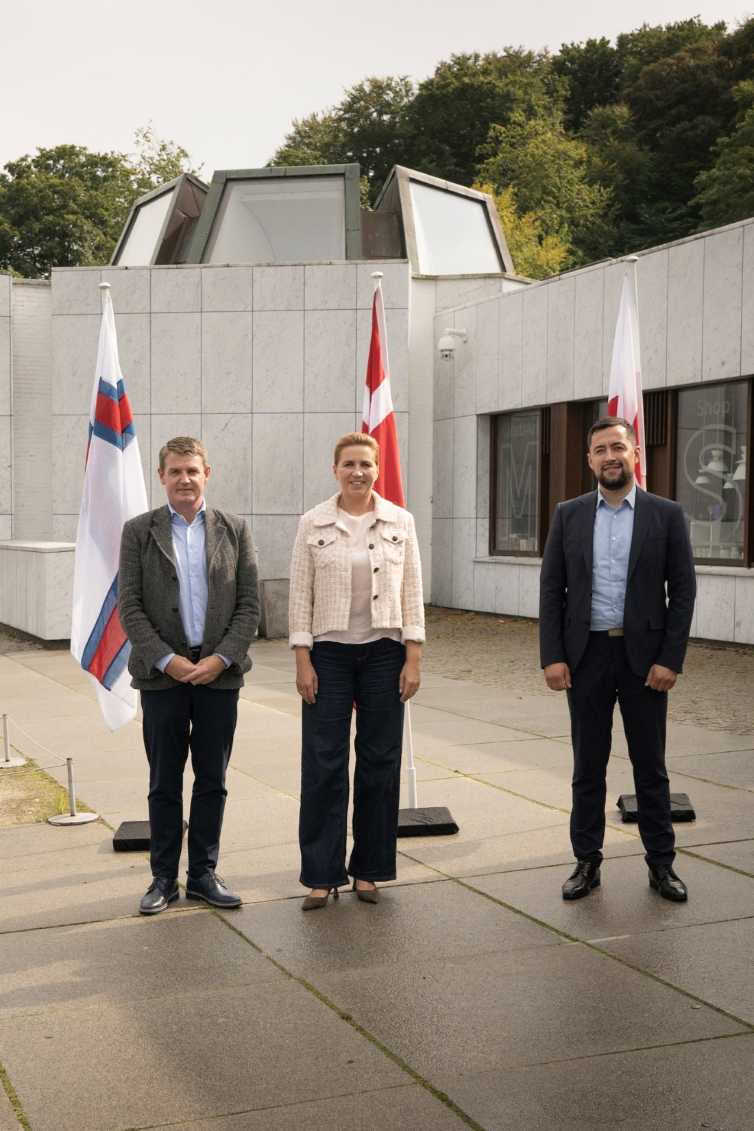 Statsminister Mette Frederiksen med lagmand Aksel V. Johannesen og formand for Naalakkersuisut Múte Bourup Egede