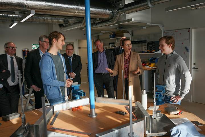 Statsminister Mette Frederiksen taler sammen med to unge studerende fra Syddansk Universitet i Sønderborg