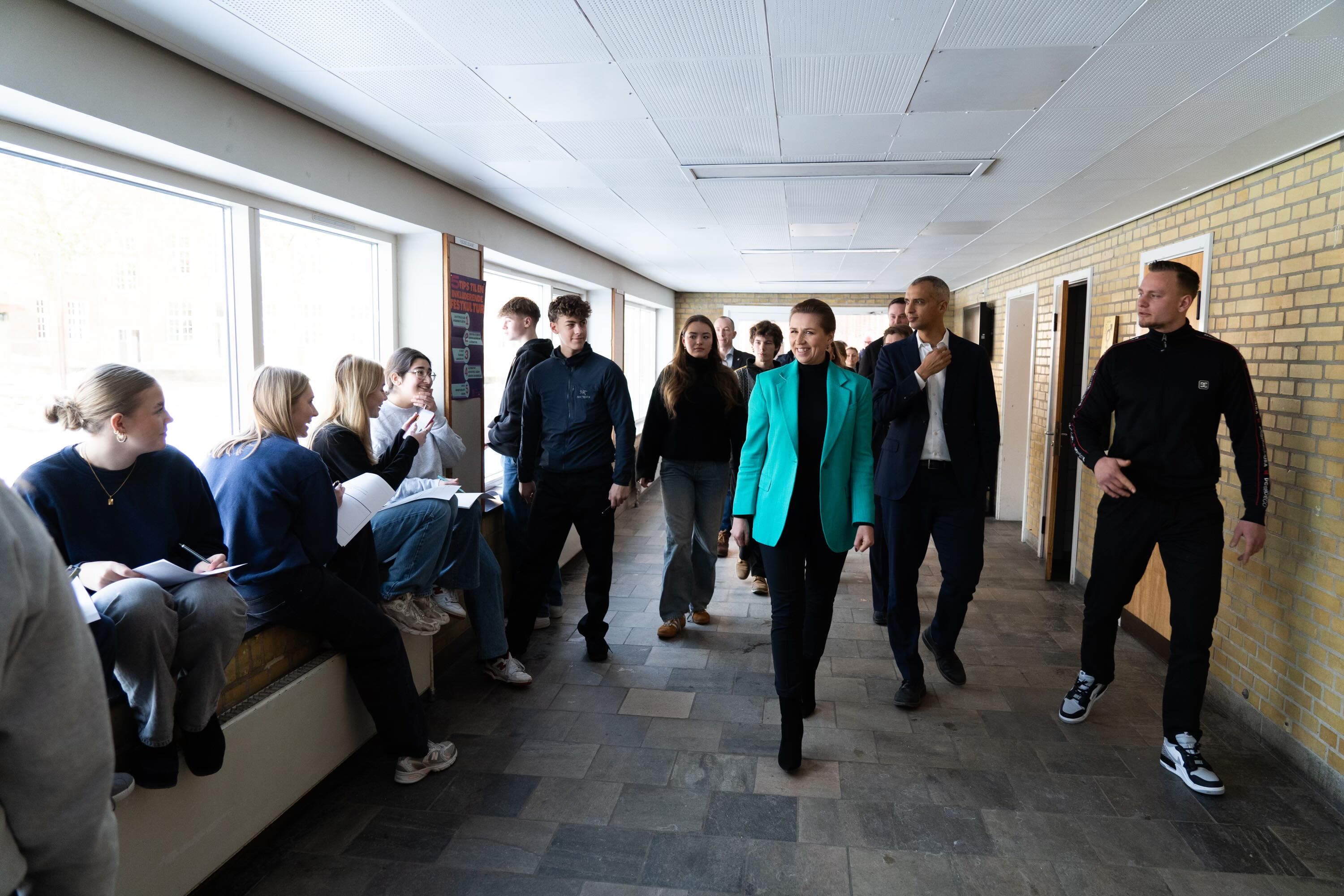 Statsminister Mette Frederiksen og Børne- og undervisningsminister Mattias Tesfaye blandt elever på Midtsjællands Gymnasium