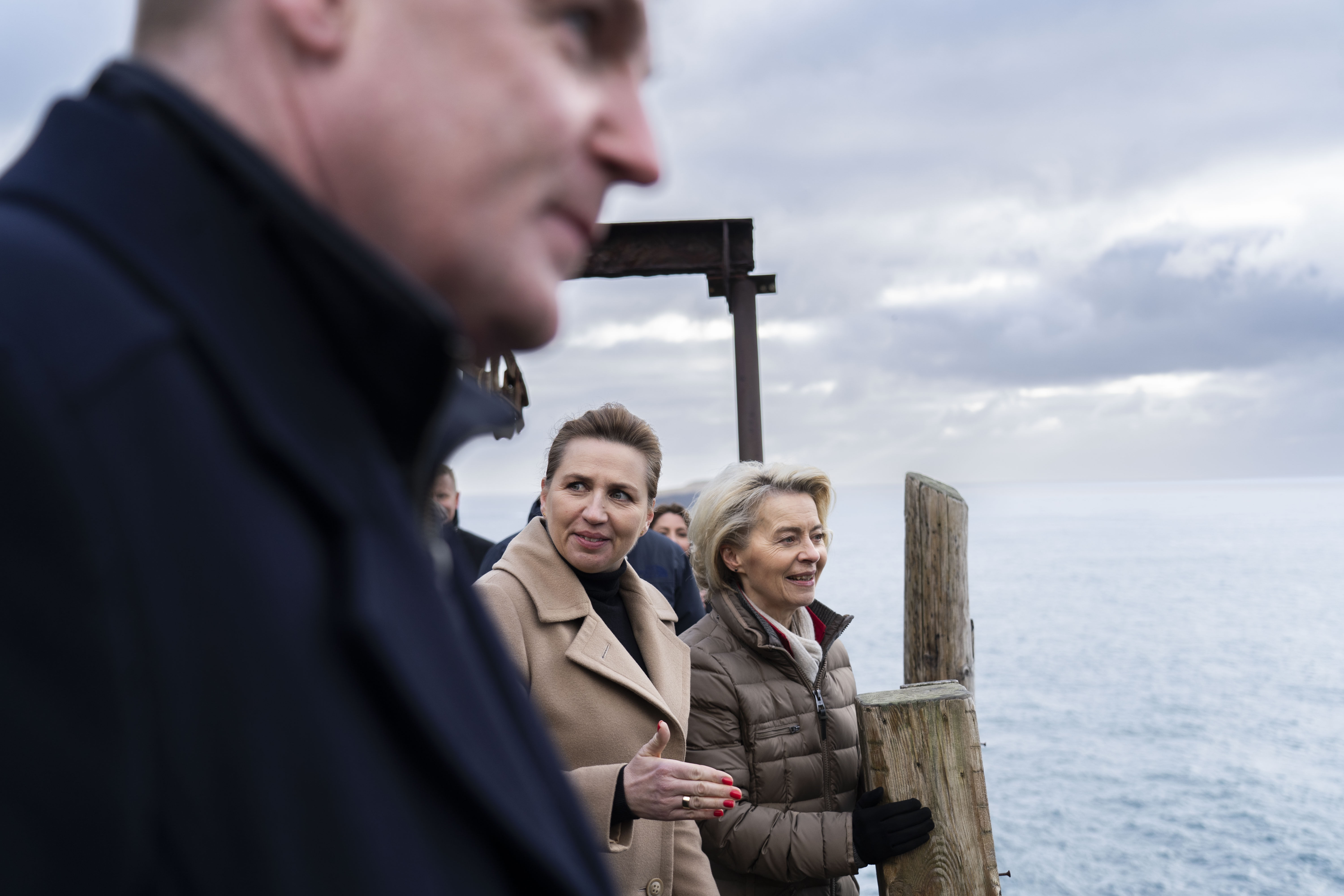 Lagmand Aksel V. Johannesen, statsminister Mette Frederikesen og EU-Kommisionsformand Ursula von der Leyen på Færøerne