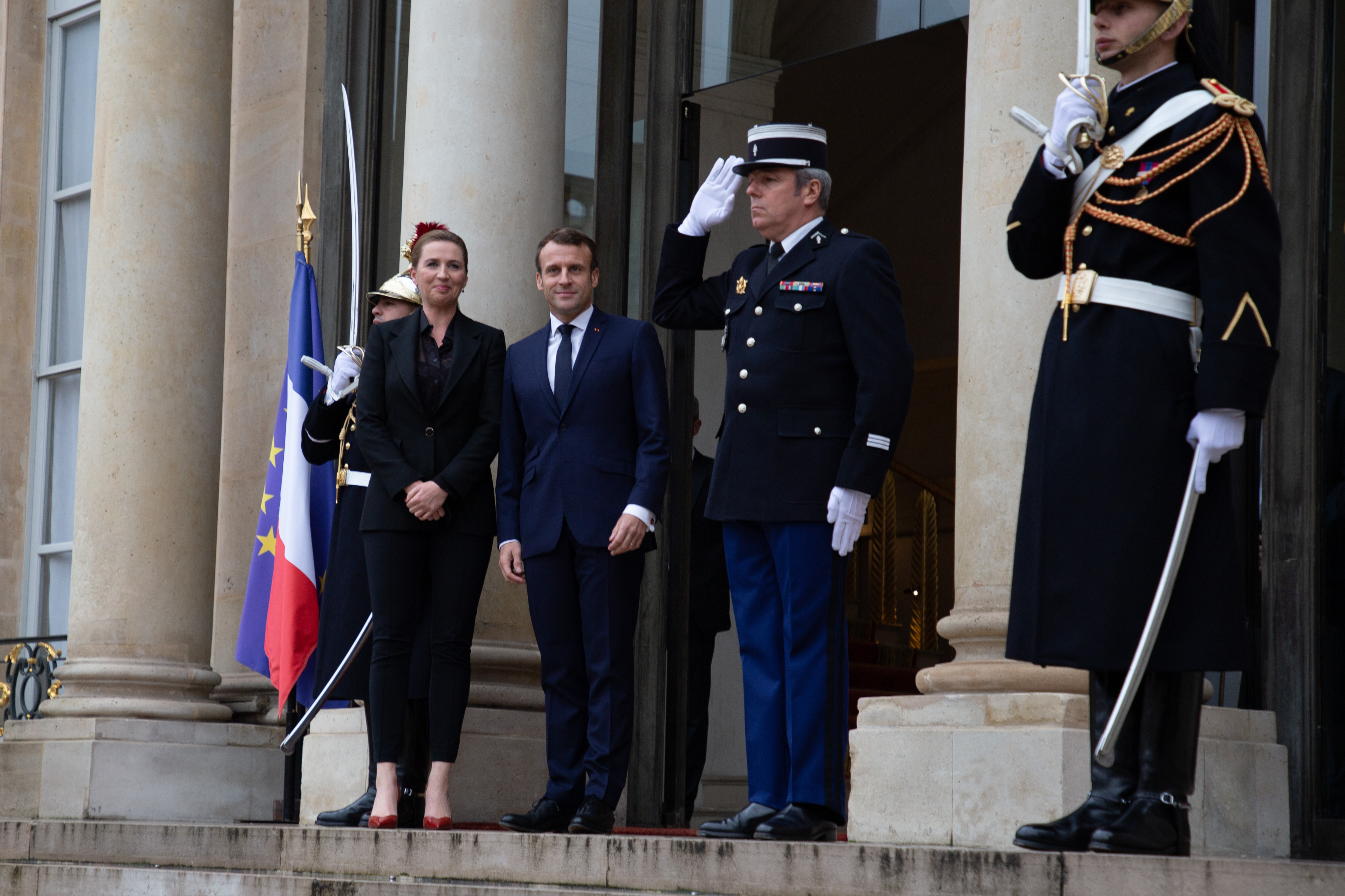 Den franske præsident, Emmanuel Macron, og Statsminister Mette Frederiksen foran Élyséepalæet