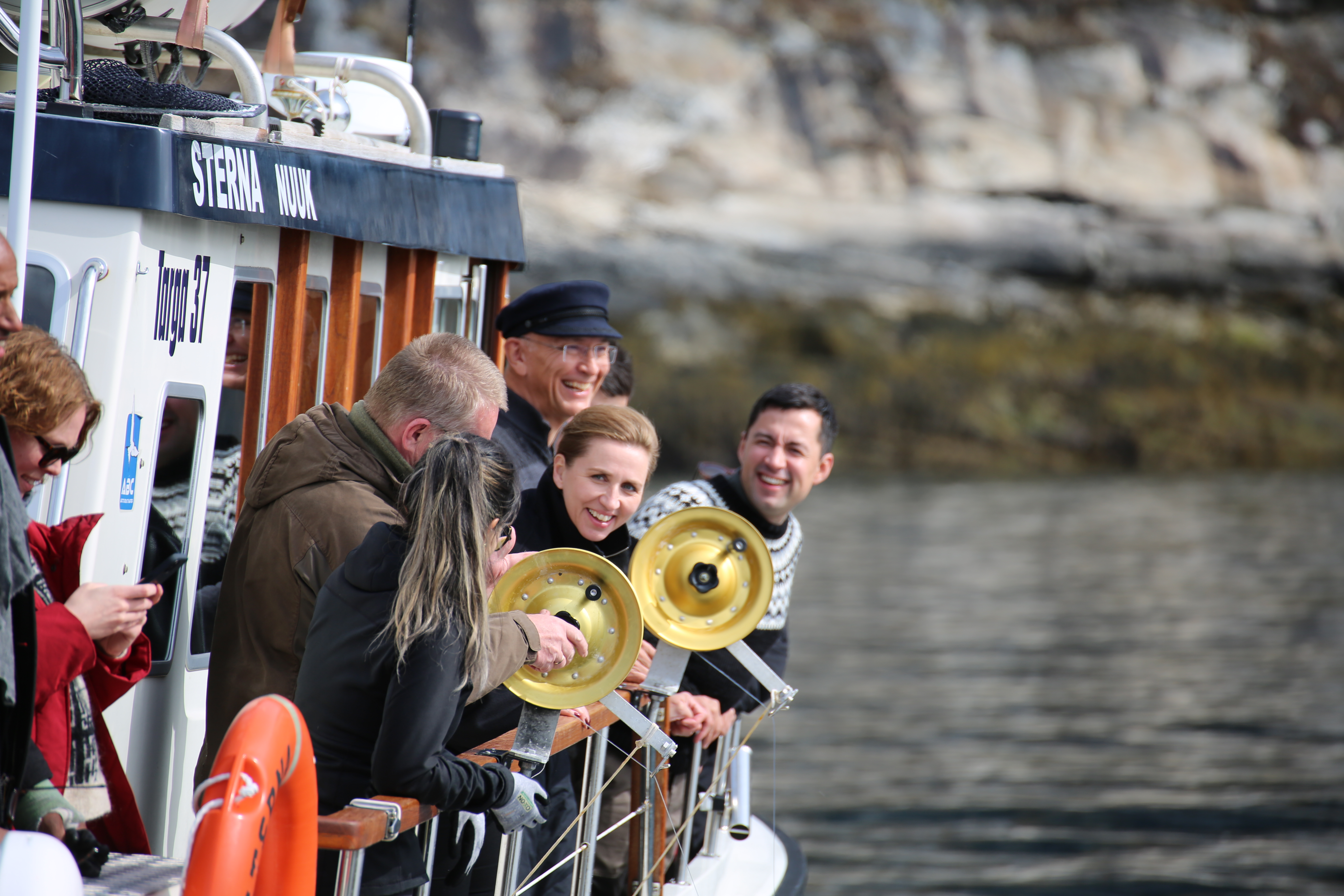 Statsminister Mette Frederiksen på en fiskerbåd i Grønland